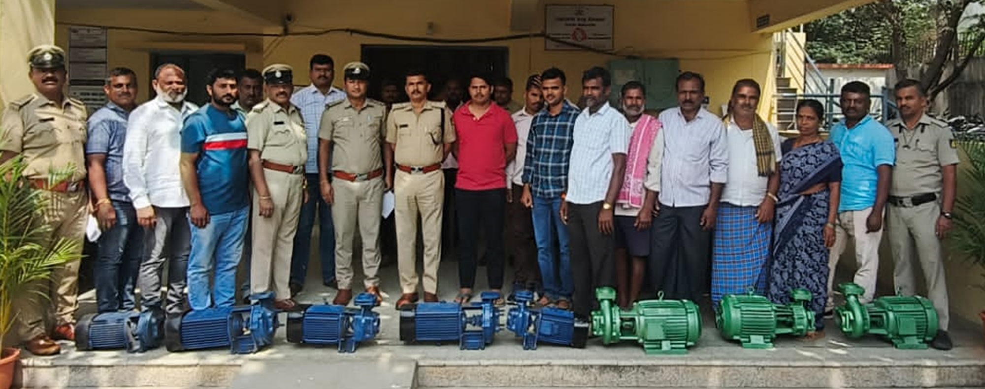 ರಾಮನಗರ ಗ್ರಾಮಾಂತರ ಠಾಣೆ ಪೊಲೀಸರು ಕಳ್ಳತನ ಆರೋಪಿಗಳಿಂದ ಜಪ್ತಿ ಮಾಡಿರುವ ರೈತರ ಪಂಪ್‌ಸೆಟ್‌ಗಳು. ಡಿವೈಎಸ್ಪಿ ಬಿ.ಎನ್. ಶ್ರೀನಿವಾಸ್ ಇನ್‌ಸ್ಪೆಕ್ಟರ್ ಟಿ. ಮುರಳಿ ಸಬ್ ಇನ್‌ಸ್ಪೆಕ್ಟರ್‌ಗಳಾದ ಮಹಮದ್ ಅಲ್ಲಾವುದೀನ್ ಸಿದ್ದರಾಜು ನರಸಿಂಹಯ್ಯ ಹಾಗೂ ಸಿಬ್ಬಂದಿ ಇದ್ದಾರೆ  