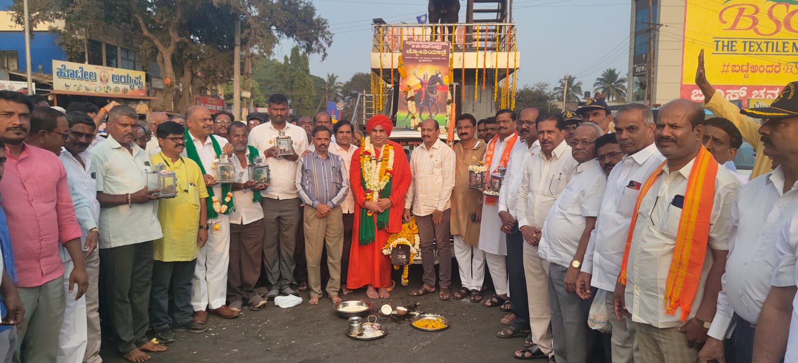 ಬೈಲಹೊಂಗಲದಲ್ಲಿ ವೀರರಾಣಿ ಕಿತ್ತೂರು ಚನ್ನಮ್ಮನ ಲಿಂಗೈಕ್ಯ ಜ್ಯೋತಿ ಯಾತ್ರೆಯನ್ನು  ಬಸವಜಯ ಮೃತ್ಯುಂಜಯ ಸ್ವಾಮೀಜಿ ನೇತೃತ್ವದಲ್ಲಿ ಭವ್ಯ ಮೆರವಣಿಗೆ ನಡೆಸಿ ಚನ್ನಮ್ಮನ ಸಮಾಧಿ ಸ್ಥಳಕ್ಕೆ ತಂದು ಅರ್ಪಿಸಲಾಯಿತು.