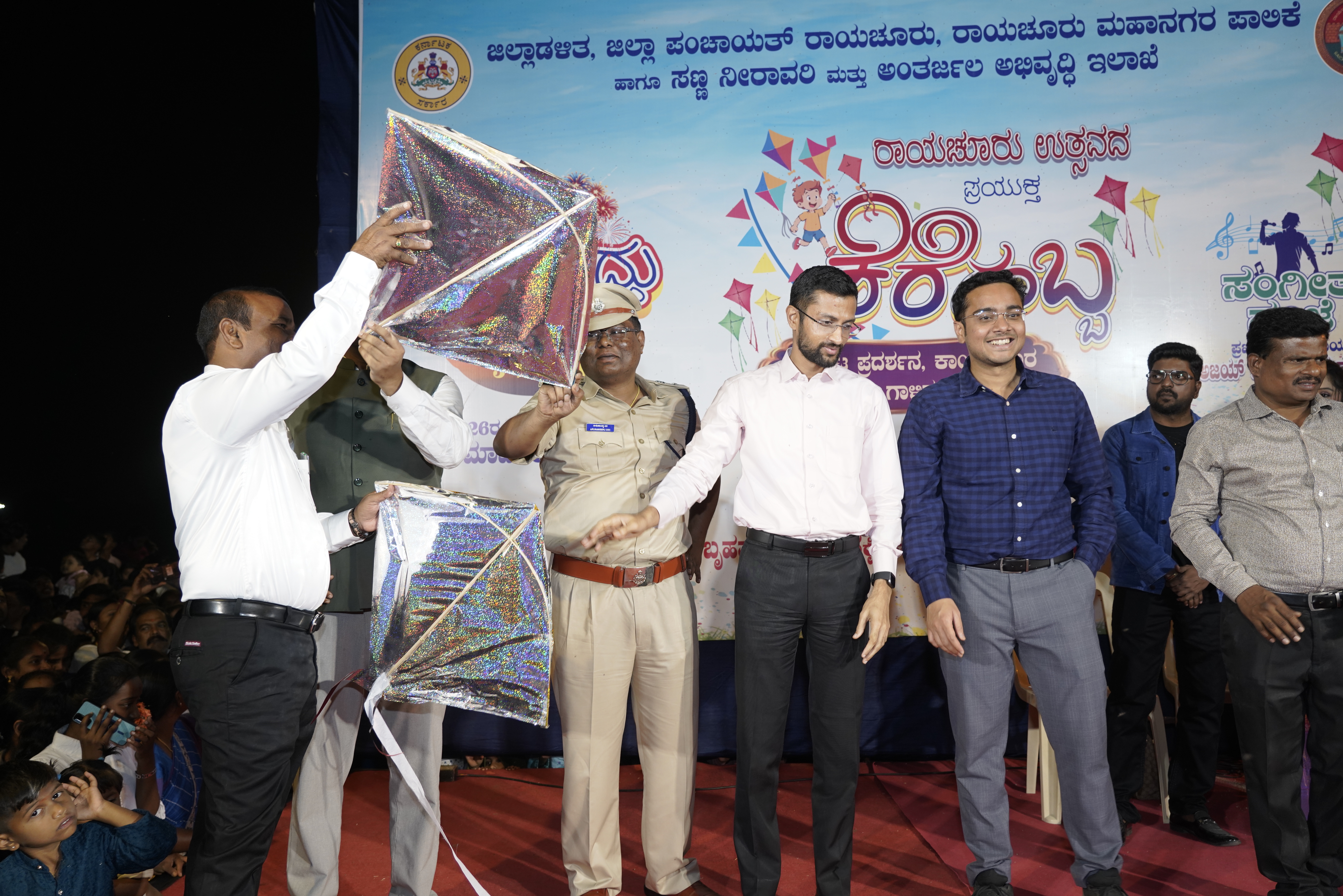 ಎಡೆದೊರೆ ನಾಡು ರಾಯಚೂರು ಜಿಲ್ಲಾ ಉತ್ಸವದ ಅಂಗವಾಗಿ ಮಾವಿನ ಕೆರೆಯ ದಡದಲ್ಲಿ ಕೆರೆ ಹಬ್ಬಕ್ಕೆ ಜಿಲ್ಲಾಧಿಕಾರಿ ನಿತೀಶ್‌ ಚಾಲನೆ ನೀಡಿದರು. ಜಿಲ್ಲಾ ಪೊಲೀಸ್‌ ವರಿಷ್ಠಾಧಿಕಾರಿ ಅರುಣಾಂಗ್ಷು ಗಿರಿ ಮಹಾನಗರಪಾಲಿಕೆ ಆಯುಕ್ತ ಜುಬಿನ್‌ ತಹಶೀಲ್ದಾರ್ ಸುರೇಶ ವರ್ಮಾ ಉಪಸ್ಥಿತರಿದ್ದರು