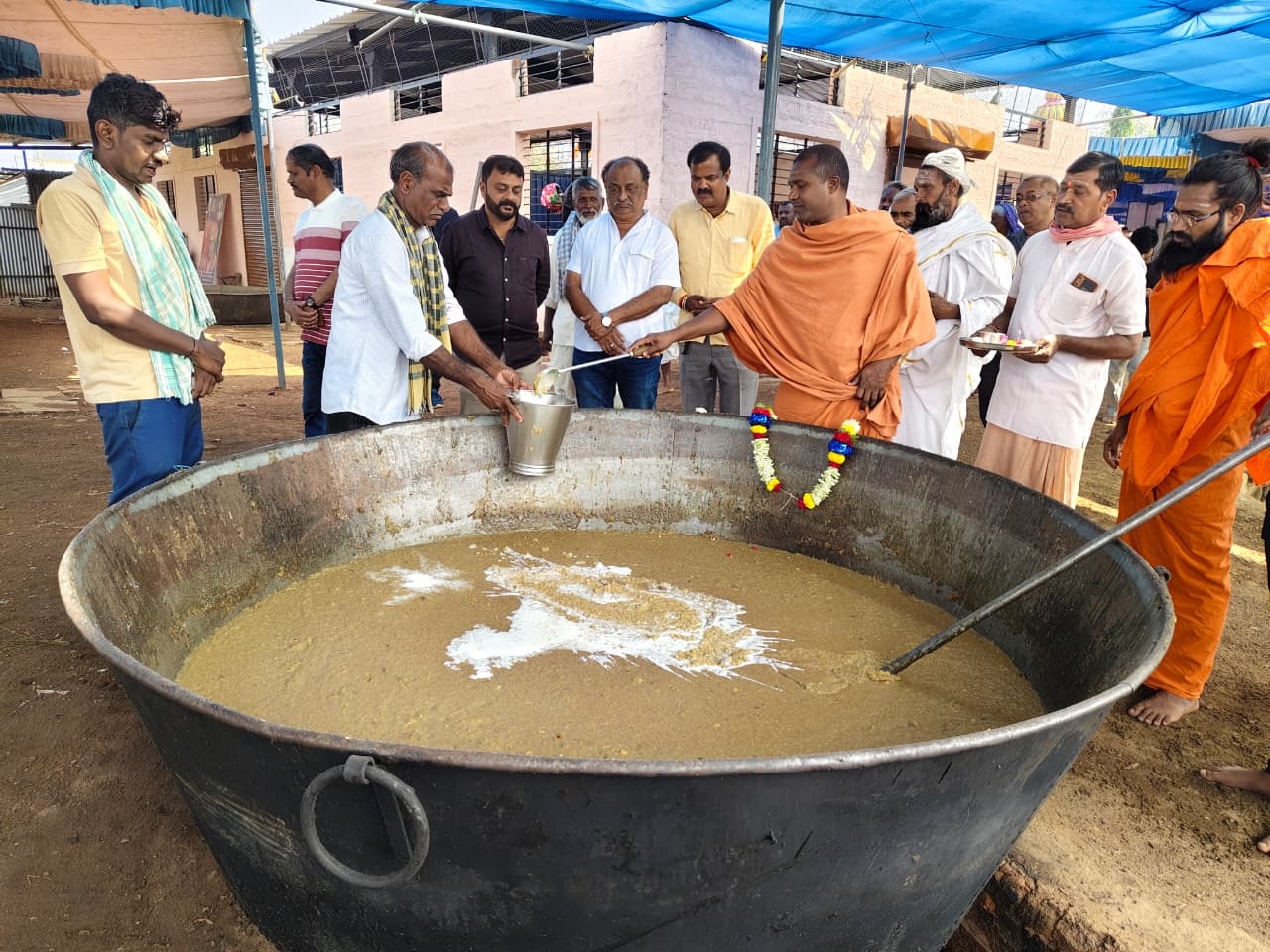 ಪ್ರಸಾದ ವ್ಯವಸ್ಥೆ ಸಿದ್ಧತಾ ಕಾರ್ಯಗಳನ್ನು ಆತ್ಮರಾಮ ಸ್ವಾಮೀಜಿ ವಿಕ್ಷೀಸಿದರು