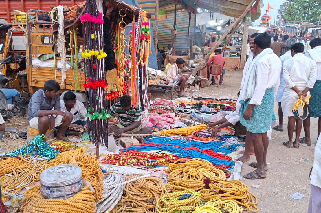 ಸಿರುಗುಪ್ಪ ತಾಲ್ಲೂಕಿನ ರಾರಾವಿ ಗ್ರಾಮದ ಹುತ್ತಿನ ಯಲ್ಲಮ್ಮ ದೇವಿಯ ಜಾತ್ರಾಮಹೋತ್ಸವದಲ್ಲಿ ನಡೆದ ಎತ್ತಿನ ಪರಿಷೆಯಲ್ಲಿ ಎತ್ತುಗಳಿಗೆ ಬೇಕಾದ ಅಲಂಕಾರಿಕ ಸಾಮಗ್ರಿಗಳನ್ನು ರೈತರು ಖರೀದಿಸುತ್ತಿರುವುದು.
