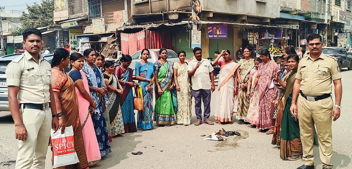 ಕೇಂದ್ರ ಬಜೆಟ್ ಪ್ರತಿ ಸುಟ್ಟು ಅಂಗನವಾಡಿ ನೌಕರರ ಸಂಘದಿಂದ ಪ್ರತಿಭಟನೆ