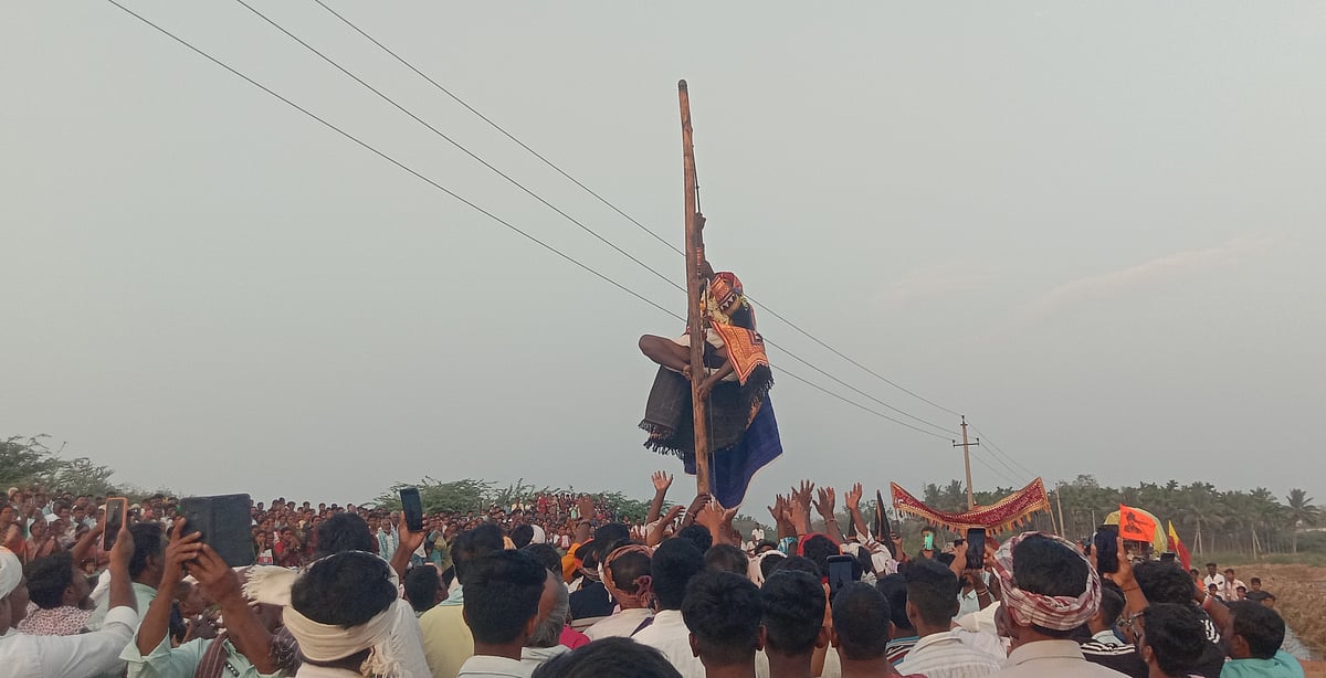 ಮೈಲಾರಲಿಂಗೇಶ್ವರನ ಕಾರಣಿಕ: 'ಬಿತ್ತಿ ಬೆಳೆದ ಕೈ ಬಂಗಾರದ ಖಡ್ಗ ತೋಟ್ಟಿತಲೇ ಪರಾಕ್‌'