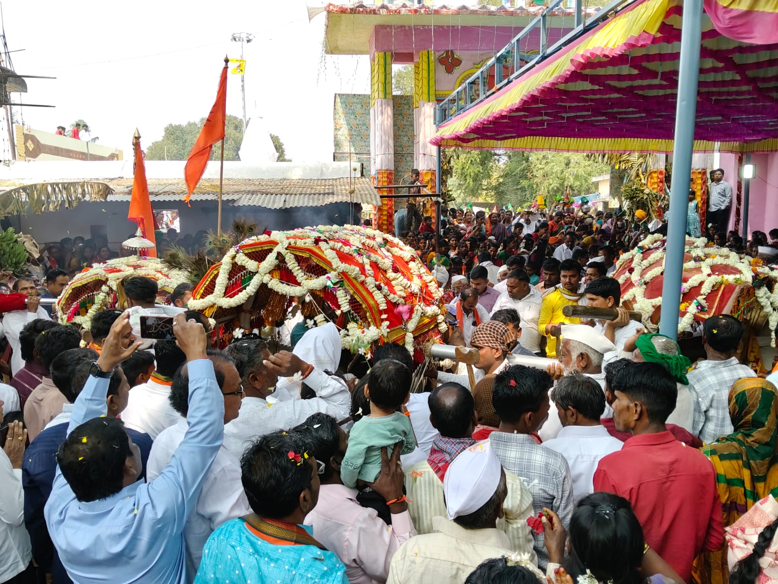 ಹೊರ್ತಿ ಸಮೀಪದ ಶಿಗಣಾಪುರದಲ್ಲಿ ಜಾತ್ರಾಮಹೋತ್ಸವದ ಅಂಗವಾಗಿ ಪಲ್ಲಕ್ಕಿ ಉತ್ಸವ ಜರುಗಿತು 