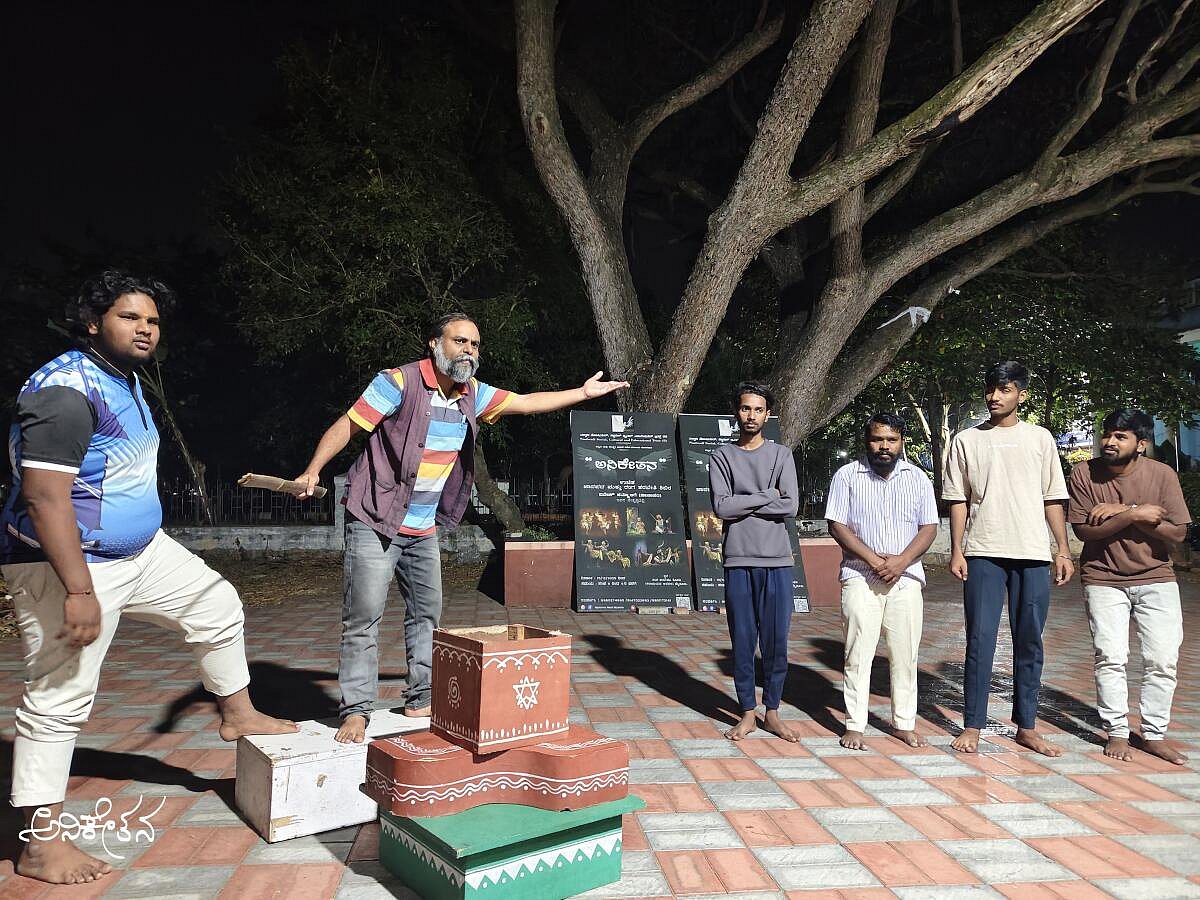 ಮೈಸೂರು: ರಂಗದ ಮೇಲೆ ಮಹದೇಶ್ವರರ ಕಥನ