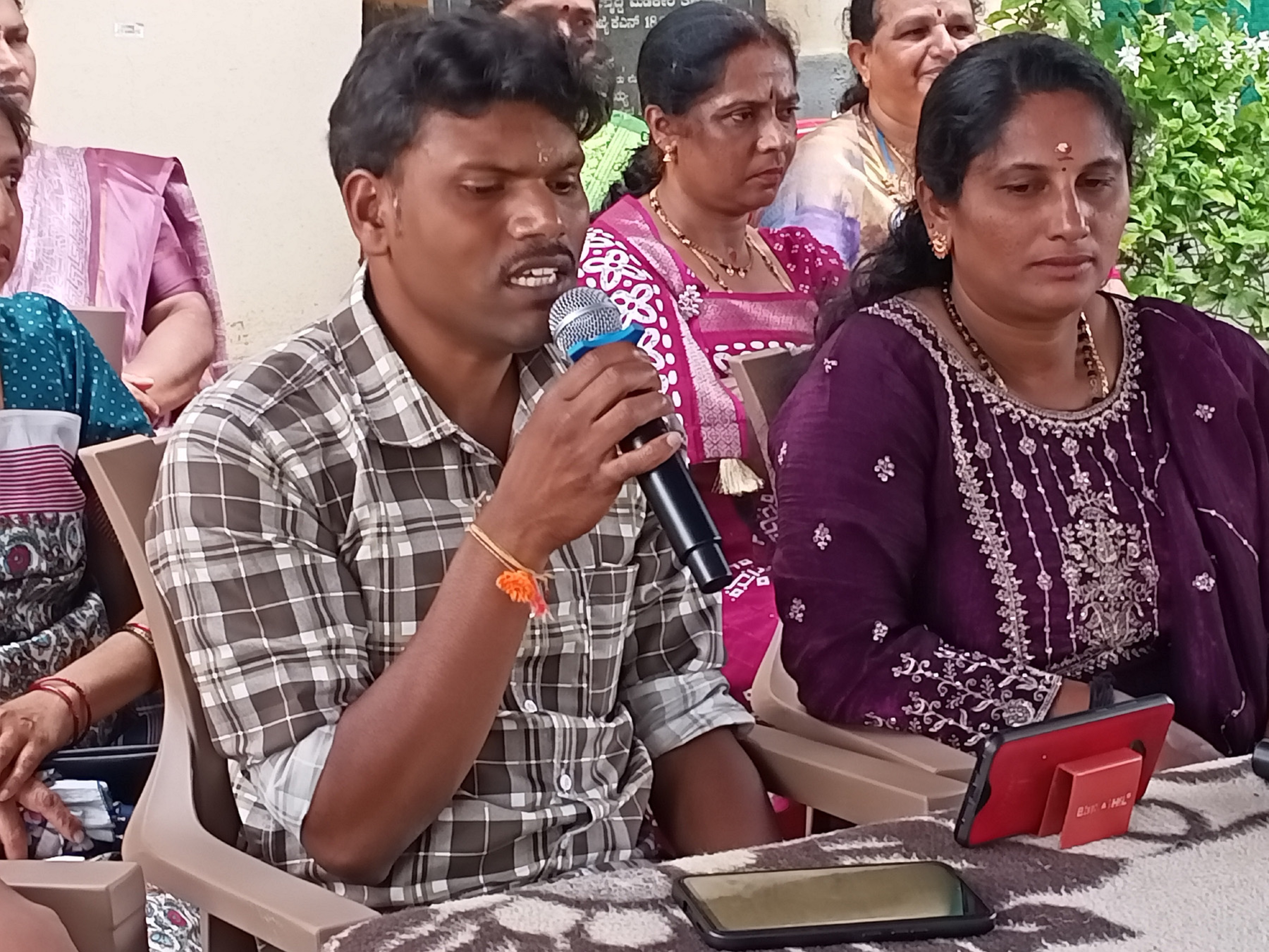 ಬಲಮುರಿಯ ಅಗಸ್ತೇಶ್ವರ ದೇವಾಲಯದ ಪ್ರಾಂಗಣದಲ್ಲಿ ಕನ್ನಡ ಸಾಹಿತ್ಯ ಪರಿಷತ್ತು ಹಾಗೂ ಬಲಮುರಿ ಸ್ಪೋರ್ಟ್ಸ್ ಕ್ಲಬ್ ಆಶ್ರಯದಲ್ಲಿ ಹಮ್ಮಿಕೊಳ್ಳಲಾದ ಗೀತ ಗಾಯನ ಕಾರ್ಯಕ್ರಮದಲ್ಲಿ  ಹಾಡುತ್ತಿರುವ ಓಂಕಾರ್ ರವಿ 