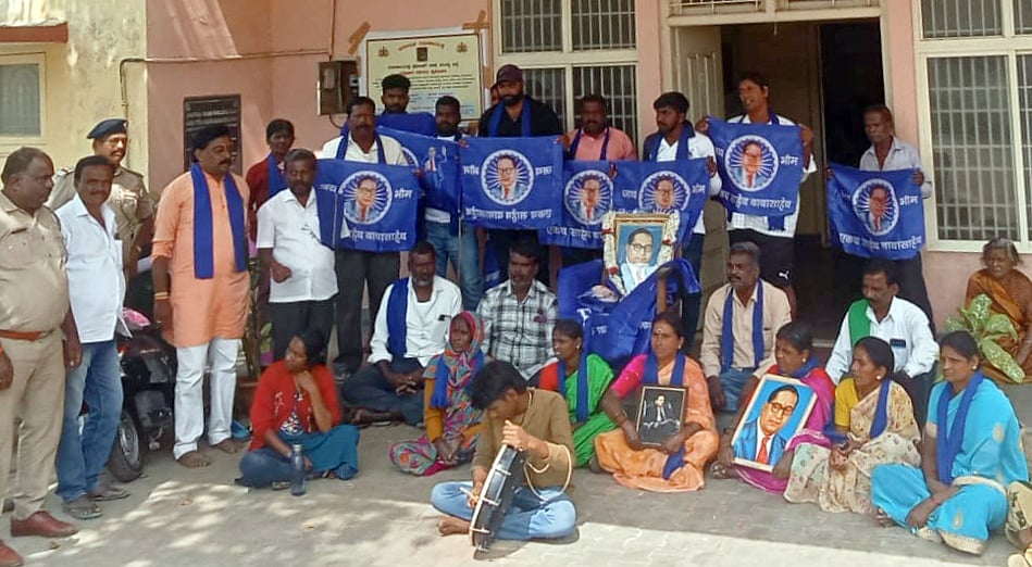 ಶ್ರೀರಂಗಪಟ್ಟಣ: ಅಂಬೇಡ್ಕರ್‌ ಭವನಕ್ಕೆ ಅನುದಾನ ನೀಡಲು ಆಗ್ರಹಿಸಿ ಪ್ರತಿಭಟನೆ