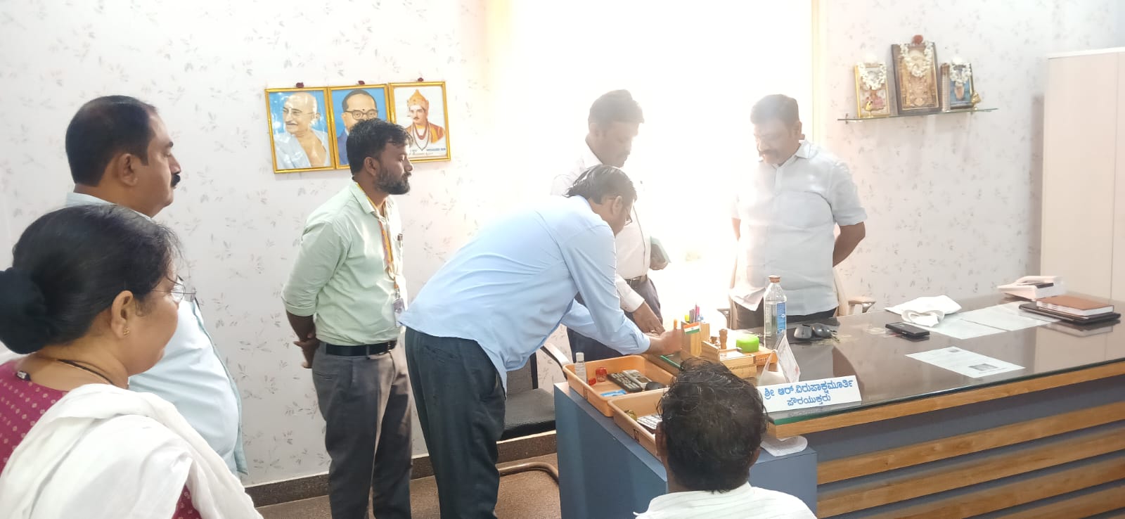 ಗಂಗಾವತಿ ನಗರಸಭೆ ಕಚೇರಿಗೆ ಮಂಗಳವಾರ ಲೋಕಾ ಯುಕ್ತ ಅಧಿಕಾರಿಗಳ ತಂಡ ಭೇಟಿ ನೀಡಿ ದಾಖಲೆಗಳು ಪರಿಶೀಲಿಸಿದರು.