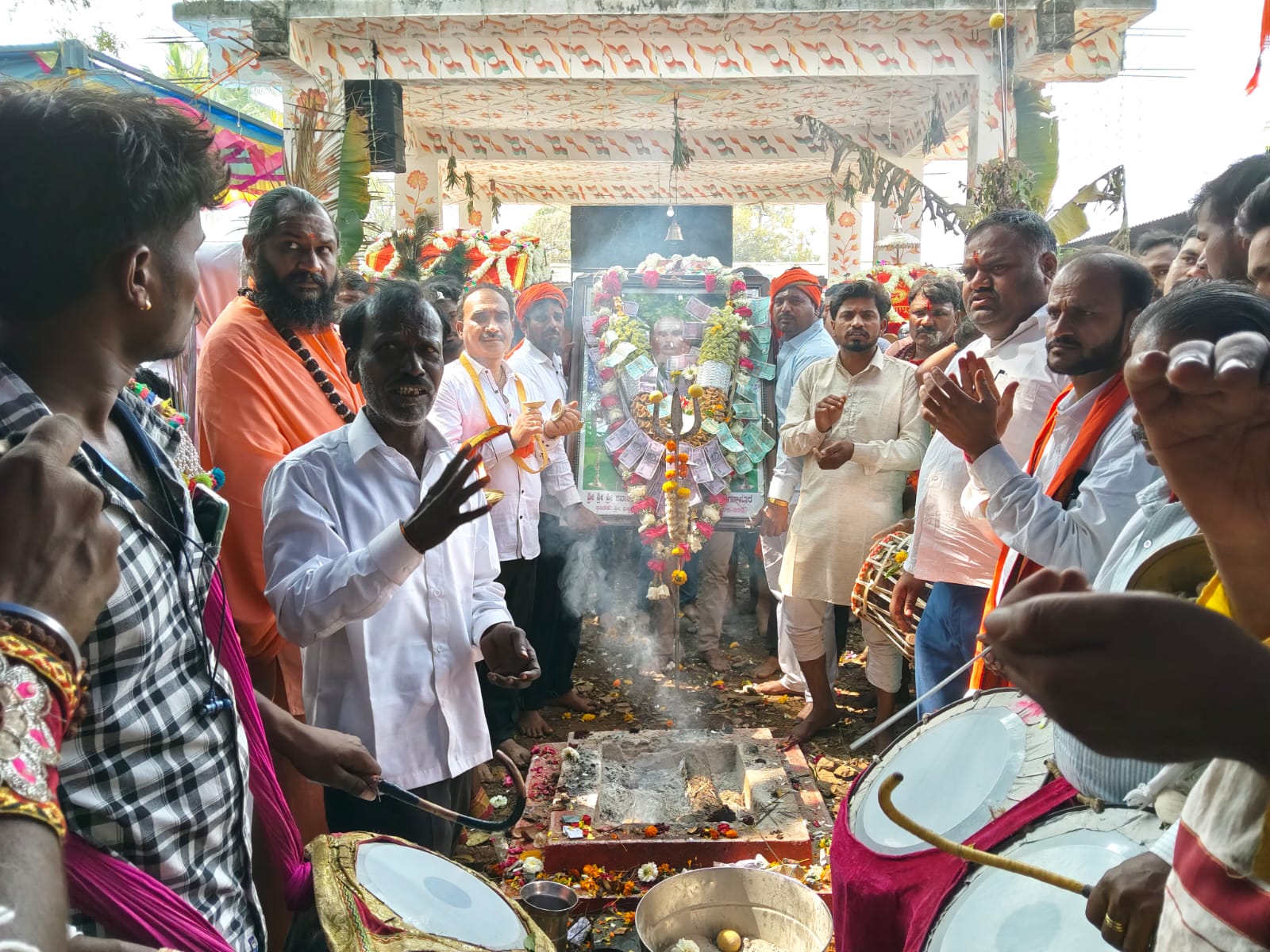 ಚಿತ್ರಾ ವಳಿ... ಪುಷ್ಪ ವೃಷ್ಠಿ/ ಹೂಬಿಳುವ ಕಾರ್ಯಕ್ರಮ.... ಹೊರ್ತಿ ಸಮೀಪದ ಶಿಗಣಾಪುರದ ರುದ್ರ ಮಹಾ ಶಿವಯೋಗಿಗಳ 23ನೇ ವರ್ಷದ ಜಾತ್ರಾ ಮಹೋತ್ಸವದ ಅಂಗವಾಗಿ ಇತ್ತೀಚಿಗೆ ನಡೆದ ಶ್ರೀಗಳ ಜಾತ್ರಾಮಹೋತ್ಸವವು ಶ್ರೀಗಳ ಭಾವಚಿತ್ರ ಹಾಗೂ ಶ್ರೀಲಕ್ಷ್ಮಿ ದೇವಿ ಮತ್ತು ಸಿದ್ಧಾರೂಢ ಶ್ರೀಗಳ ಪಾಲಕಿ ಕುಂಭ ಹೊತ್ತ ಮಹಿಳೆಯರು ಮತ್ತು ವಿವಿಧ ಕಲಾ ವಾದ್ಯ ವೈಭವಗಳೊಂದಿಗೆ ಅದ್ದೂರಿಯ ಮೆರವಣಿಗೆಯು ಮರಳಿ ರುದ್ರಮಹಾರಾಜರ ಮಠದ ಮುಂದೆ ಆಗಮಿಸಿ ಶ್ರೀಗಳ ಭಾವಚಿತ್ರಕ್ಕೆ ಪುಷ್ಪ ವೃಷ್ಠಿ ಸಲ್ಲಿಸಿ ಹೂ ಬಿಳುವ ಕಾರ್ಯಕ್ರಮದೊಂದಿಗೆ ಮಂಗಲಗೊಂಡಿತು.