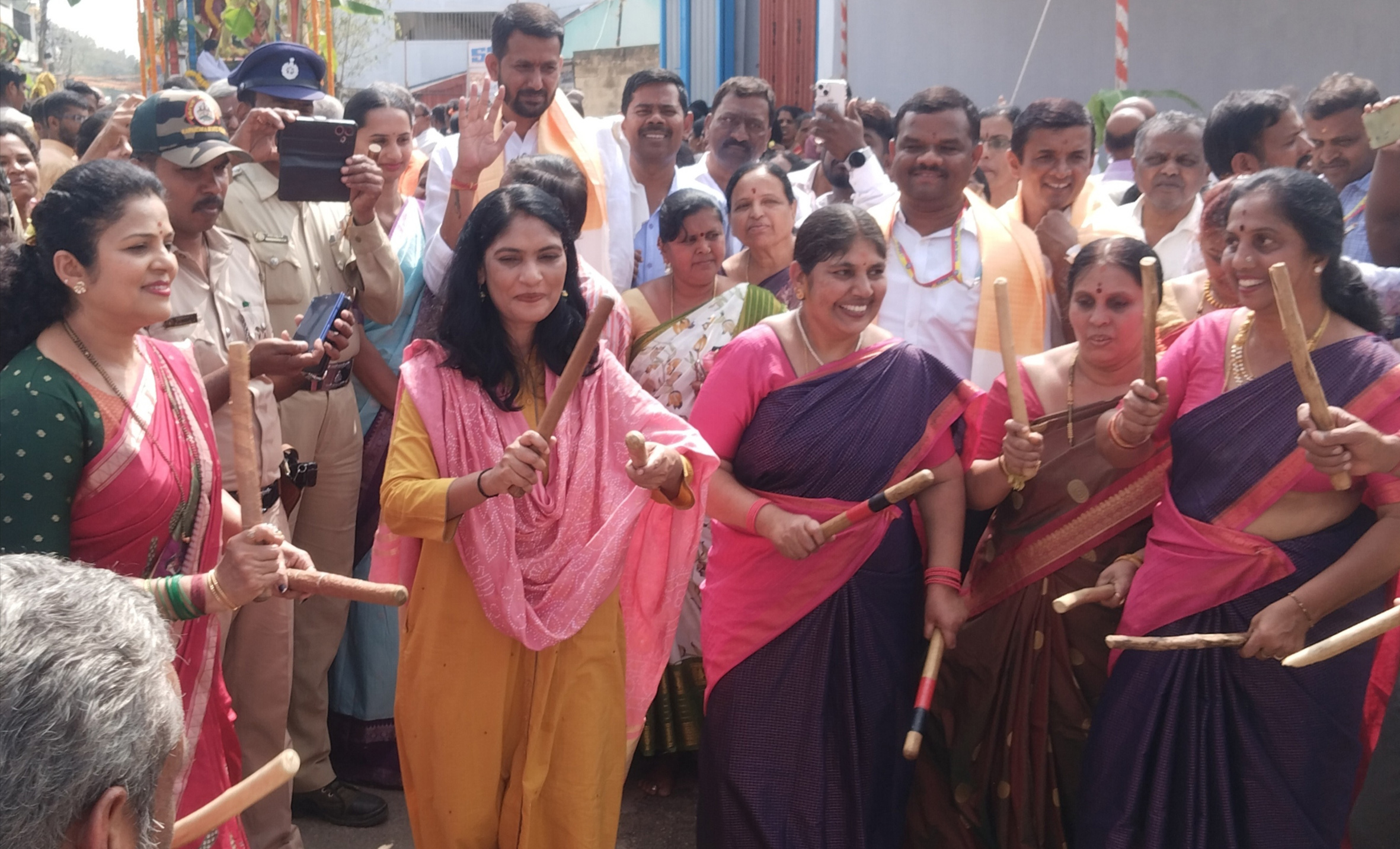 ಕೋಲಾಟದ ಕಲಾವಿದರೊಂದಿಗೆ ಜಿಲ್ಲಾಧಿಕಾರಿಕೆ.ಎಸ್. ಲತಾಕುಮಾರಿ ಜಿ.ಪಂ. ಮಾಜಿ ಸದಸ್ಯೆ ಕುಸುಮಾ ಬಾಲಕೃಷ್ಣ ಹೆಜ್ಜೆ ಹಾಕಿದರು