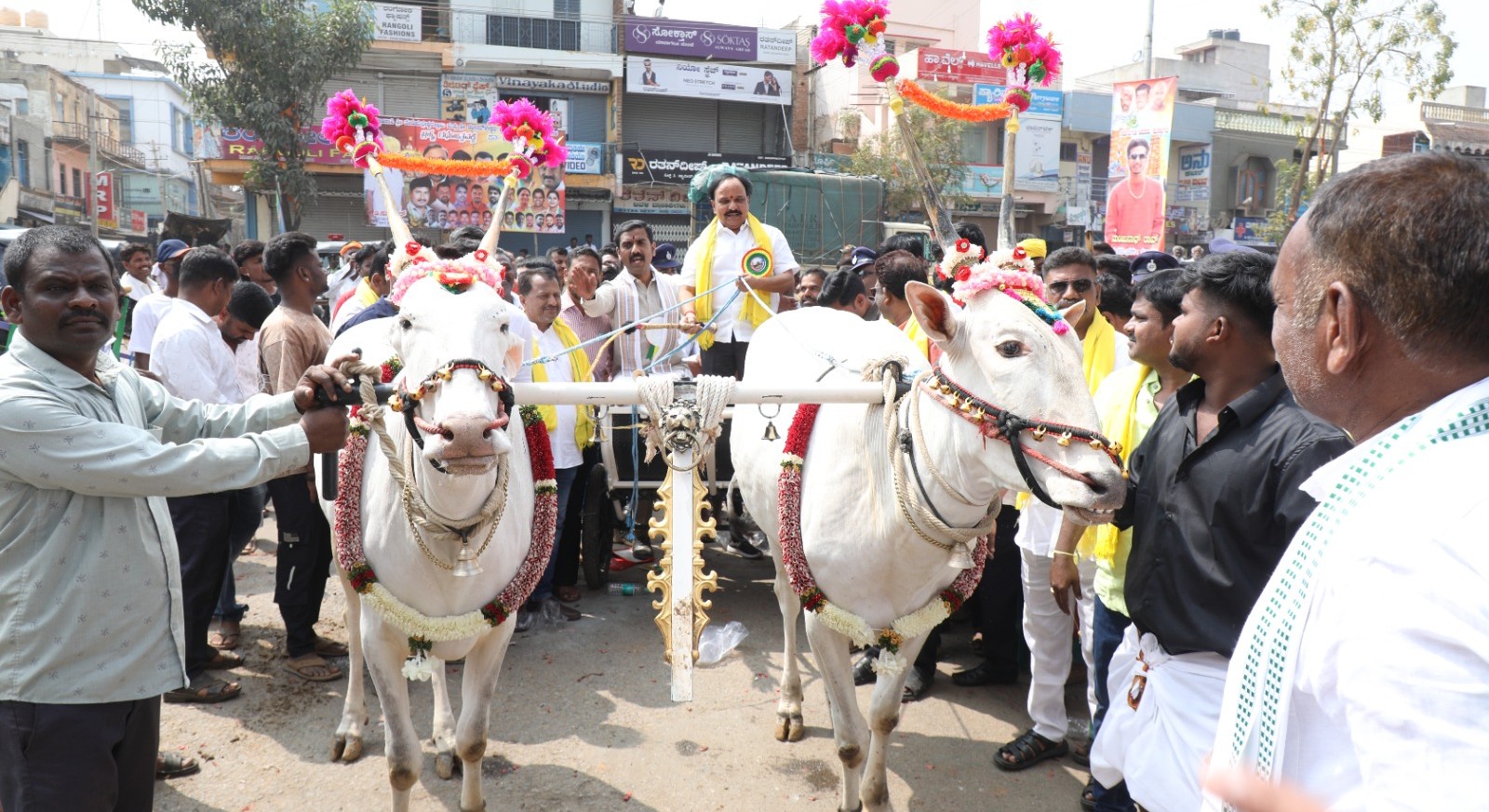 ತೇರುಮಲ್ಲೇಶ್ವರಸ್ವಾಮಿ ಬ್ರಹ್ಮ ರಥೋತ್ಸವದಲ್ಲಿ ಜಿಲ್ಲಾ ಪಂಚಾಯಿತಿ ಮಾಜಿ ಸದಸ್ಯ ಆರ್. ನಾಗೇಂದ್ರನಾಯ್ಕ್ ಅವರ ಅಲಂಕೃತ ಎತ್ತಿನ ಬಂಡಿಯನ್ನು ಜಿಲ್ಲಾ ಉಸ್ತುವಾರಿ ಸಚಿವ ಡಿ. ಸುಧಾಕರ್ ಓಡಿಸಿದರು