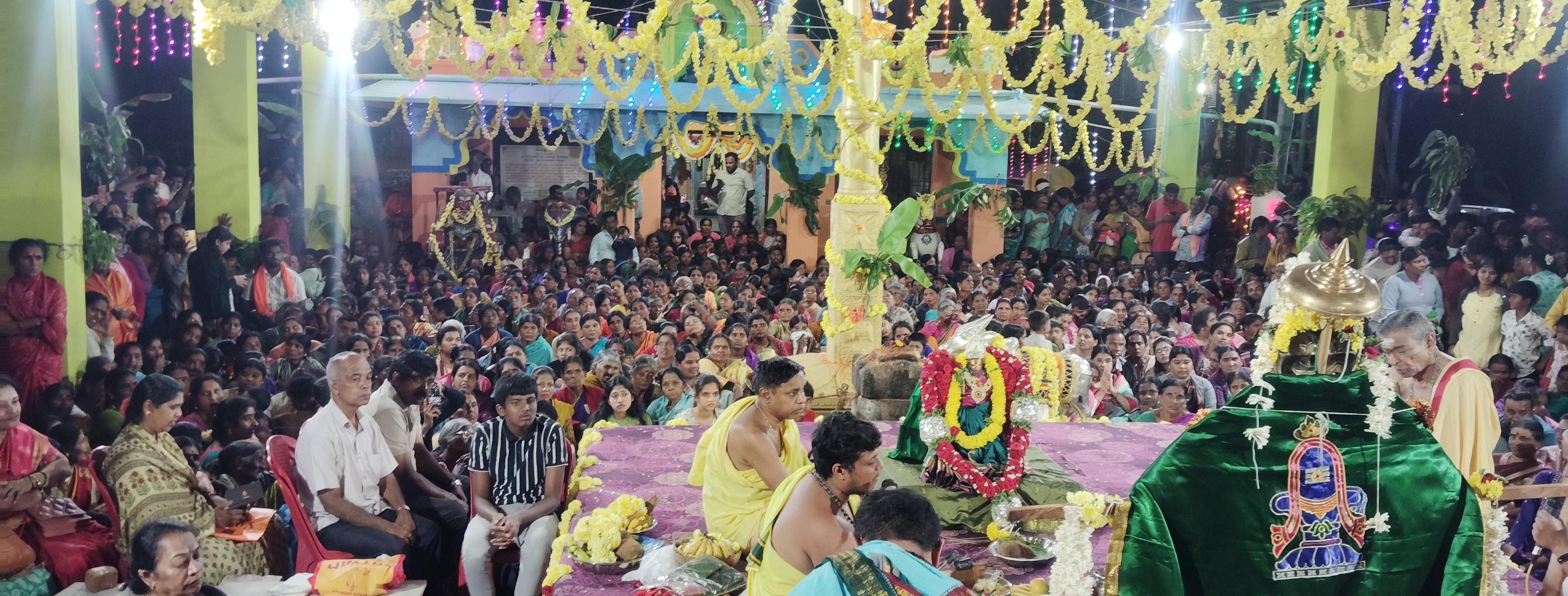 ಗ್ರಾಮದ ದೇವಾಲಯದಲ್ಲಿ ಗಿರಿಜಾ ಹಾಗೂ ಮಲ್ಲಿಕಾರ್ಜುನ ಸ್ವಾಮಿಗೆ ಸೋಮವಾರ ರಾತ್ರಿ ಶಾಸ್ತ್ರೋಕ್ತವಾಗಿ ಕಲ್ಯಾಣೋತ್ಸವ ನಡೆಯಿತು