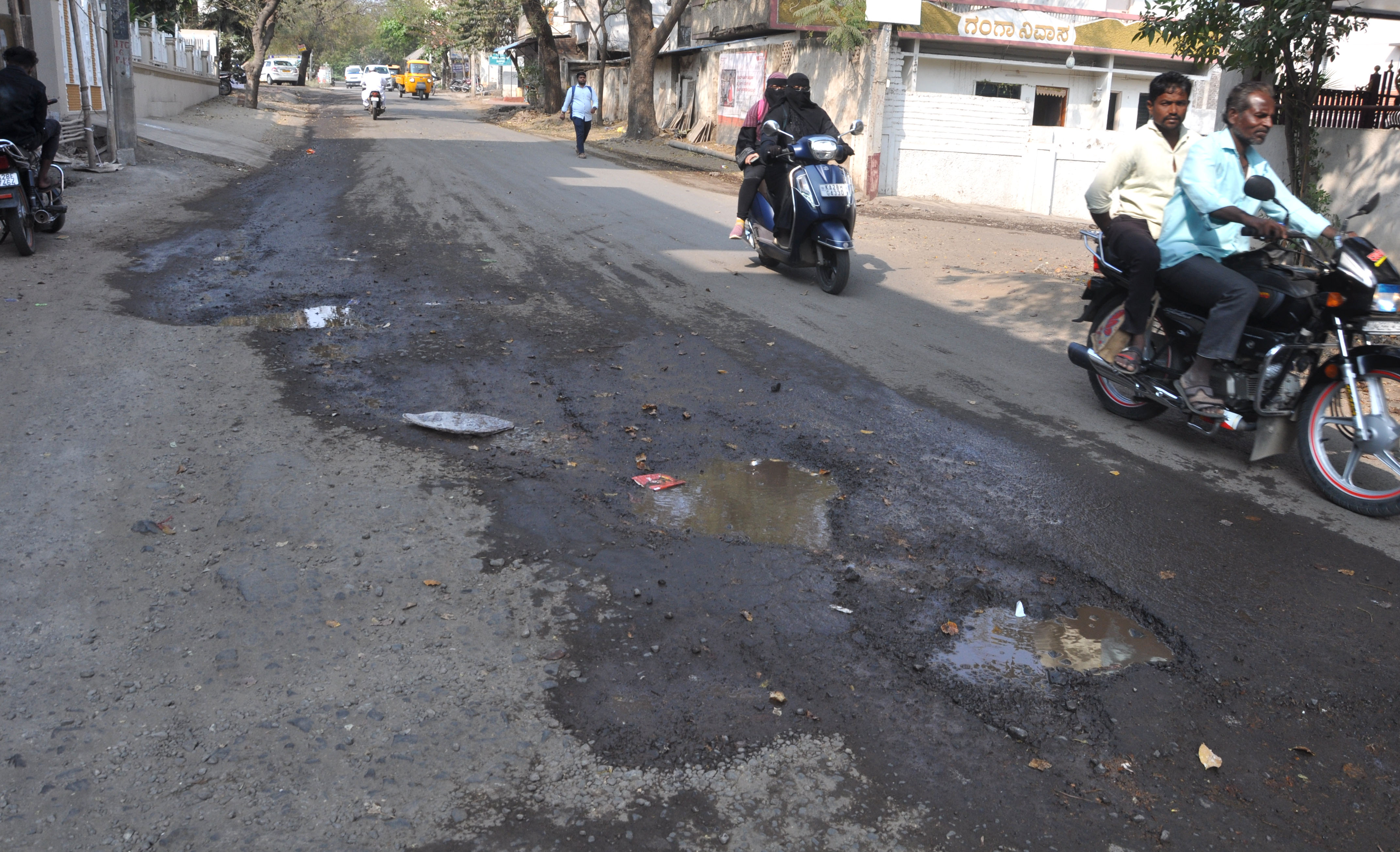ವಿಜಯಪುರ ನಗರದ ಹದಗೆಟ್ಟಿರುವ ಕೋರ್ಟ್‌ ಸರ್ಕಲ್‌ನಿಂದ ರಾಮನಗರಕ್ಕೆ ಸಂಪರ್ಕ ಕಲ್ಪಿಸುವ ರಸ್ತೆ