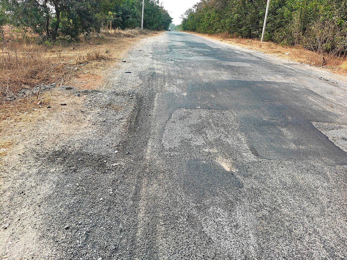 ಲಿಂಗಸುಗೂರು-ನಾರಾಯಣಪುರ: ಗುಂಡಿ ಬಿದ್ದ ರಸ್ತೆಯಲ್ಲಿ ಸಂಚಾರ ದುಸ್ತರ 