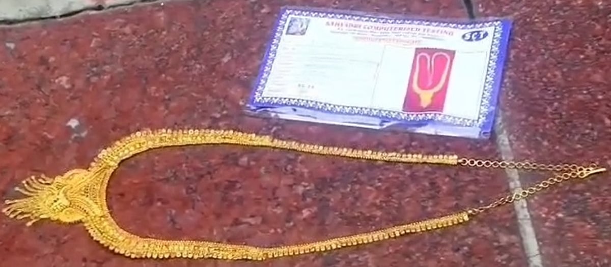 ಕರಗದ ಧರ್ಮರಾಯಸ್ವಾಮಿ ದೇವಾಲಯಕ್ಕೆ ಬಂದಿದ್ದ ಹರಕೆ ನೆಕ್ಲೆಸ್‌ ಕದ್ದ ಅಧಿಕಾರಿ!