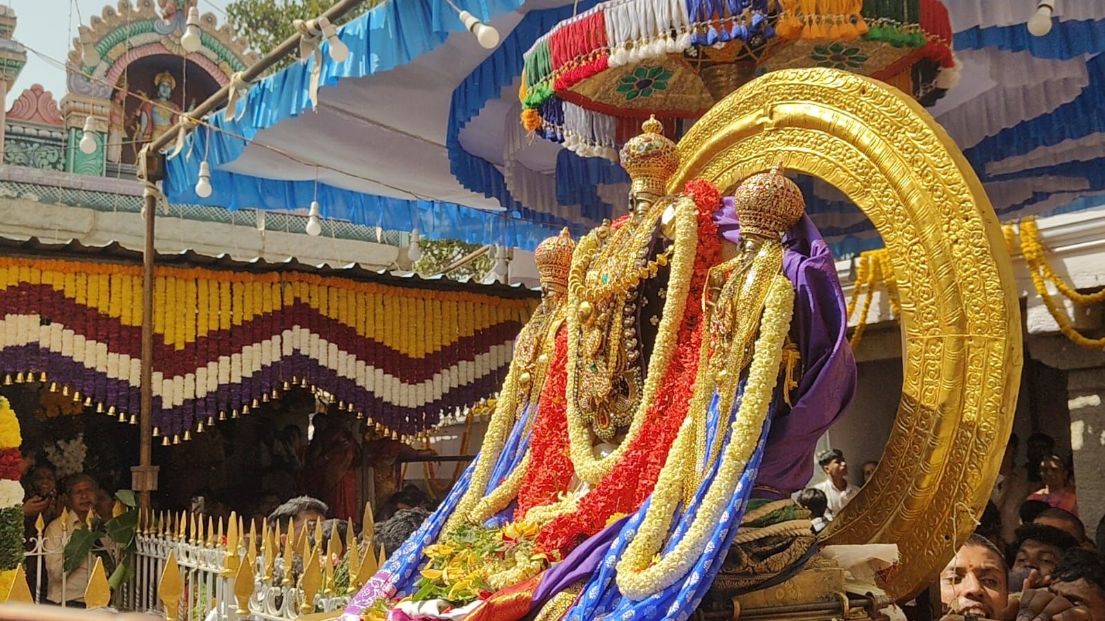 ಉತ್ಸವ ಮೂರ್ತಿ ಪ್ರದಕ್ಷಿಣೆ ಹಾಕುತ್ತಿರುವ ದೃಶ್ಯ