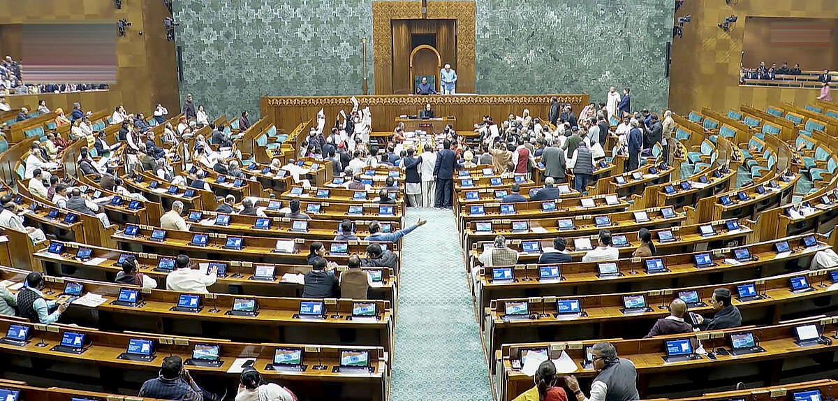 ಲೋಕಸಭೆಯಲ್ಲಿ ಗದ್ದಲ: ವಿಪಕ್ಷಗಳಿಂದ ಸರಂಡರ್ ಮೋದಿ ಘೋಷಣೆ
