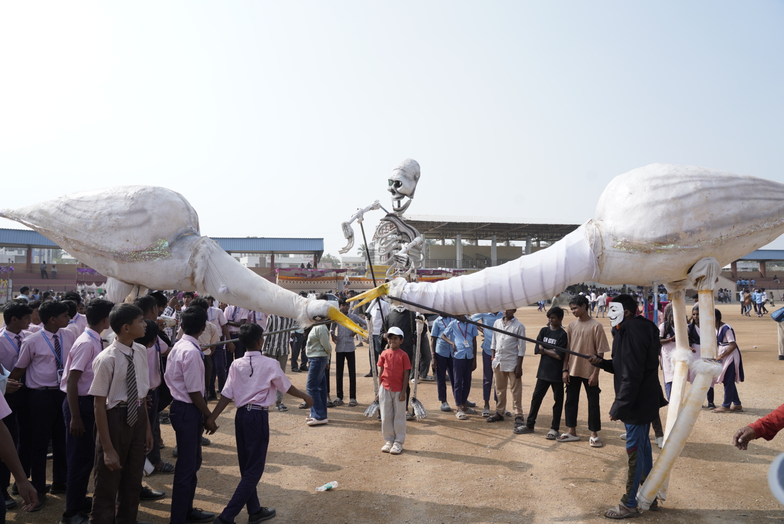 ಮಕ್ಕಳ ಹಬ್ಬದಲ್ಲಿ ಚಿಣ್ಣರನ್ನು ಸ್ವಾಗತಿಸಿದ ಬೃಹತ್‌ ಕೊಕ್ಕರೆಗಳು