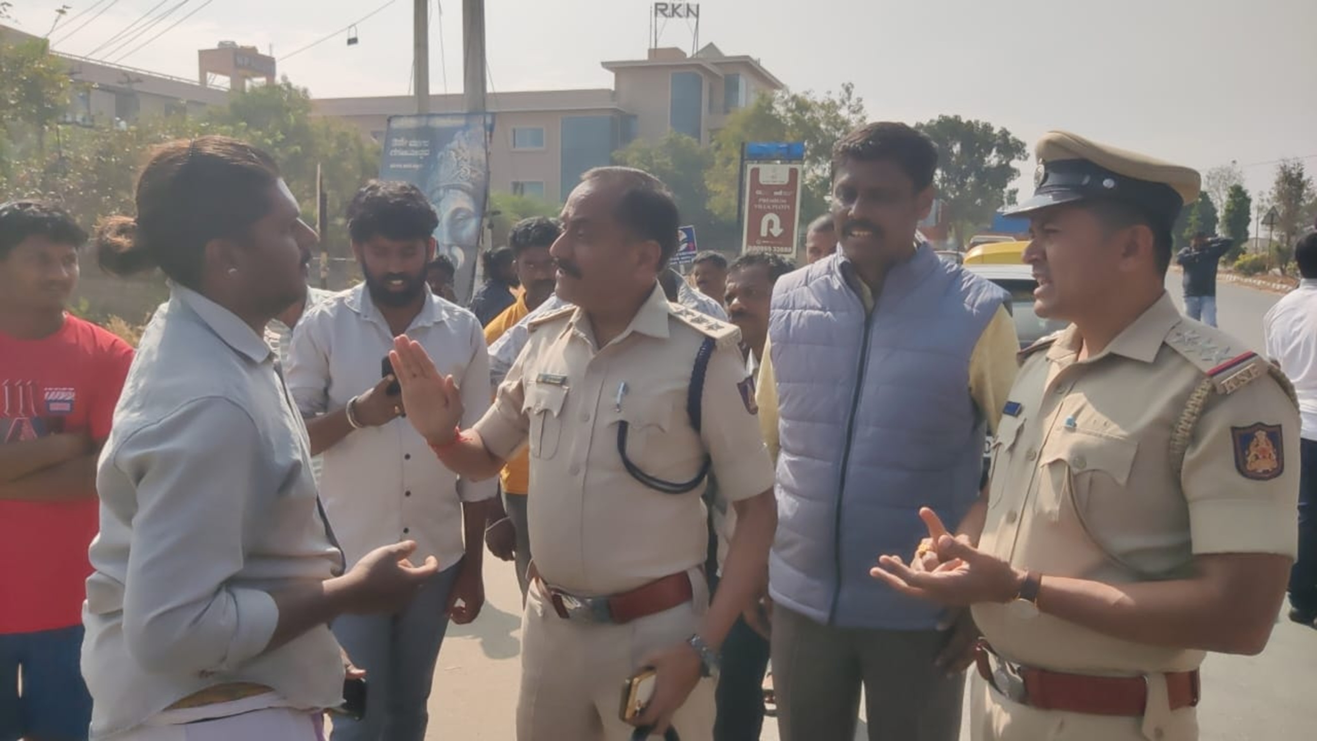 ಚಿಂತಾಮಣಿ ಬಳಿಯ ರಸ್ತೆಯಲ್ಲಿ ಮಂಗಳವಾರ ವಾಹನಗಳ ತಪಾಸಣೆ ವೇಳೆ ಪೊಲೀಸರು ಮತ್ತು ಸಾರಿಗೆ ಅಧಿಕಾರಿಗಳ ಜೊತೆ ವಾಹನ ಸವಾರರ ಮಾತಿನ ಚಕಮಕಿ ನಡೆಯಿತು 