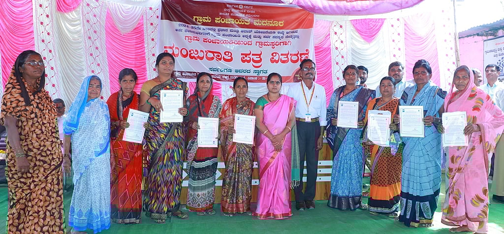 ಮದನೂರ: ಮನೆ ಮಂಜೂರಾತಿ ಆದೇಶ ಪತ್ರ ವಿತರಣೆ