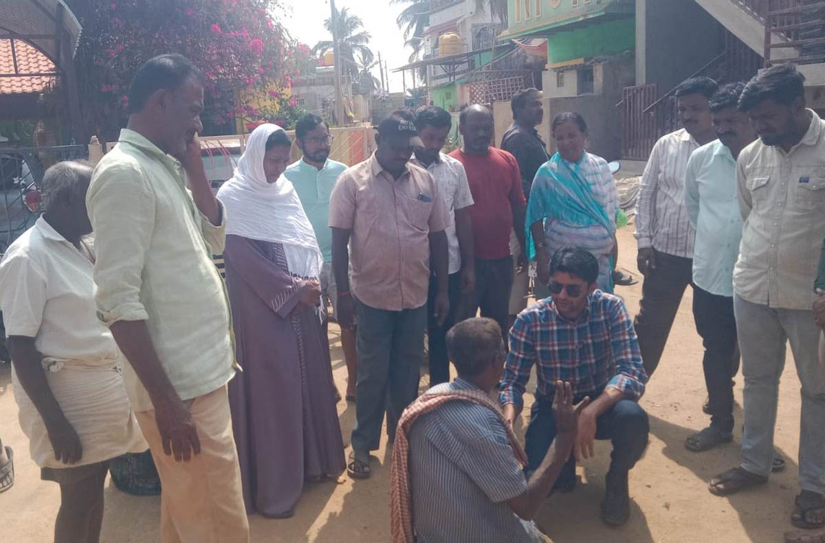 ಚಿತ್ರಸುದ್ದಿ:ಅಂಗವಿಕಲ ಅರಳೀಕೆರೆ ಶಿವಮೂರ್ತಿ ಜೊತೆ ಸಿಇಒ ಡಾ.ಆಕಾಶ್ ಕುಂದು ಕೊರತೆ ವಿಚಾರಿಸುತ್ತಿರುವುದು