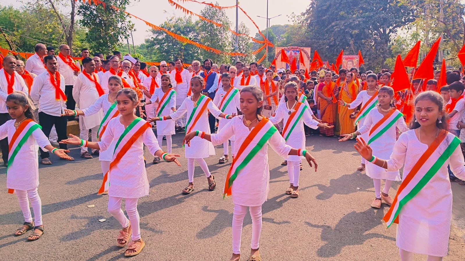 ಭಾಲ್ಕಿ ಪಟ್ಟಣದಲ್ಲಿ ನಡೆದ ವಿರಾಟ ಹಿಂದೂ ಸಮ್ಮೇಳನದ ಭವ್ಯ ಶೋಭಾಯಾತ್ರೆಯಲ್ಲಿ ವಿದ್ಯಾರ್ಥಿಗಳು ಕೋಲಾಟ ಪ್ರದರ್ಶಿಸಿದರು