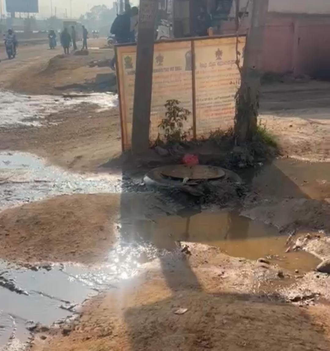 ಚಂದಾಪುರ ಪುರಸಭೆಯ ಒಳಚರಂಡಿ ನೀರು ರಾಷ್ಟ್ರೀಯ ಹೆದ್ದಾರಿ ಕಾಮಗಾರಿಯ ಹಳ್ಳಕ್ಕೆ ಹರಿಯುತ್ತಿರುವುದು