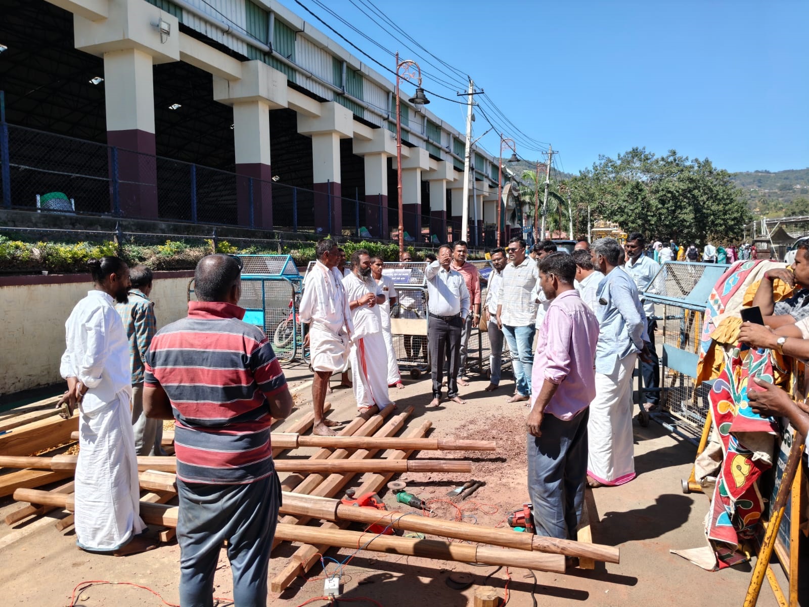 ಮಹಾಶಿವರಾತ್ರಿ ಜಾತ್ರಾ ಮಹೋತ್ಸವ ಹಿನ್ನಲೆ ತೇರಿನ ನಿರ್ಮಾಣ ಕಾರ್ಯ ನಡೆಯುತ್ತಿರುವುದು