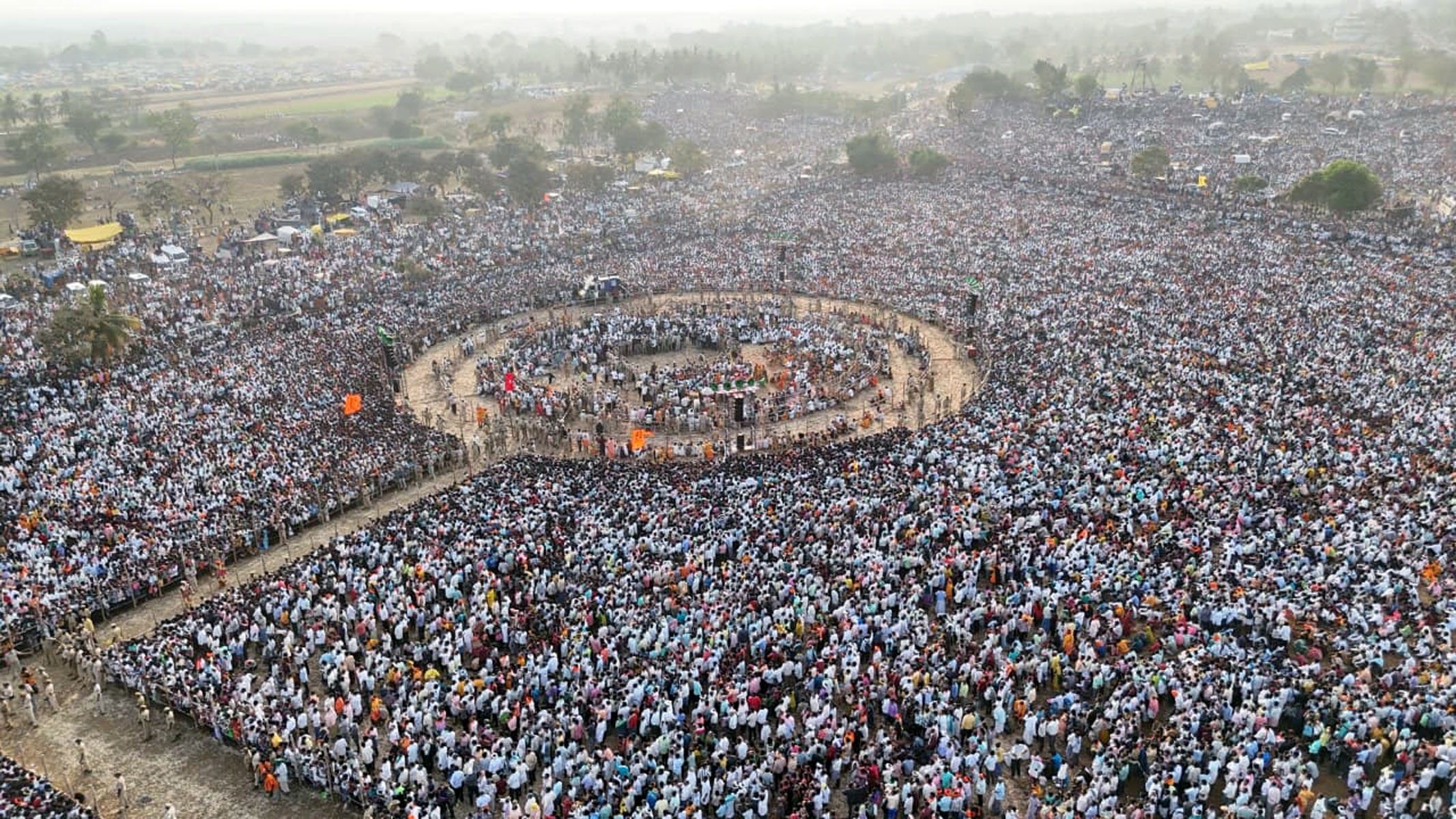 ಹೂವಿನಹಡಗಲಿ ತಾಲ್ಲೂಕು ಮೈಲಾರ ಸುಕ್ಷೇತ್ರದ ಡೆಂಕನಮರಡಿಯಲ್ಲಿ ಕಾರಣಿಕ ನುಡಿ ಆಲಿಸಲು ಸೇರಿದ್ದ ಭಾರೀ ಜನಸ್ತೋಮ  –ಪ್ರಜಾವಾಣಿ ಚಿತ್ರ