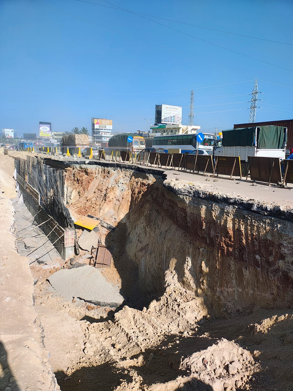 ಆನೇಕಲ್ | ಹೆದ್ದಾರಿ ಕಾಮಗಾರಿ ಸ್ಥಳದಲ್ಲಿ ಭೂಕುಸಿತ