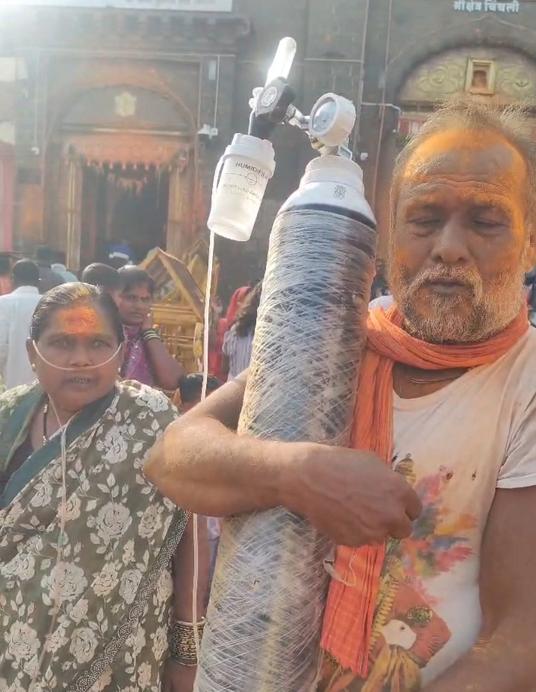 ರಾಯಬಾಗ: ಆಕ್ಸಿಜನ್‌ ಸಿಲಿಂಡರ್‌ ಸಮೇತ ದೇವಿ ದರ್ಶನ