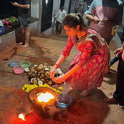 ಮಾಲಾಶ್ರೀ ಪುತ್ರಿ ನಟಿ ಆರಾಧಾನ ಅವರು  ದೀಪ ಹಚ್ಚಿ ಪ್ರಾರ್ಥಿಸಿದ್ದಾರೆ. 