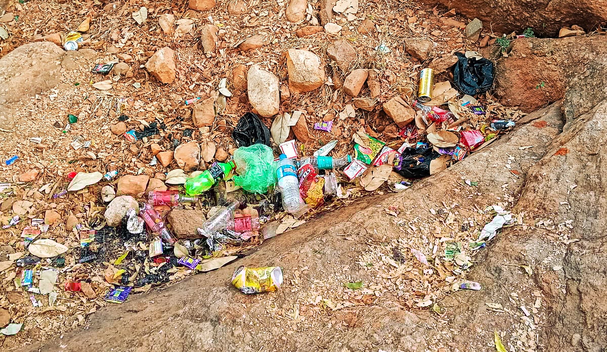 ಬೀಳಗಿ | ಖಾಲಿ ಜಾಗಗಳಲ್ಲಿ ಕುಡುಕರ ಹಾವಳಿ
