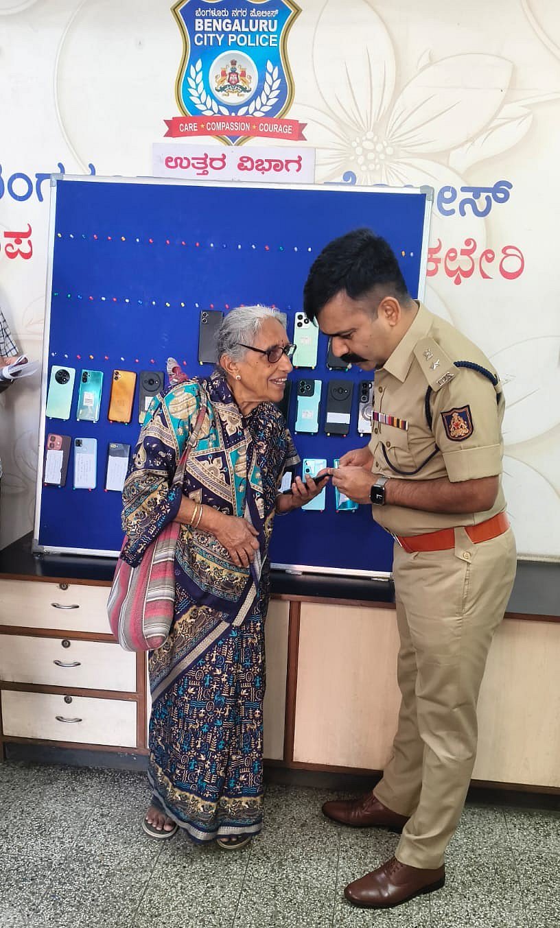 ಬೆಂಗಳೂರು | ಕಳ್ಳತನ ಪ್ರಕರಣ: ವಾರಸುದಾರರಿಗೆ 57 ಮೊಬೈಲ್‌ ಹಸ್ತಾಂತರ