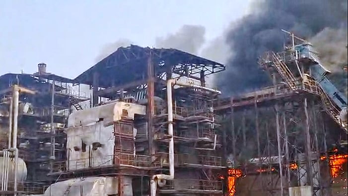 ಚಡಚಣ | ಹೊತ್ತಿ ಉರಿದ ಯಂತ್ರೋಪಕರಣ: ಅಪಾರ ನಷ್ಟ