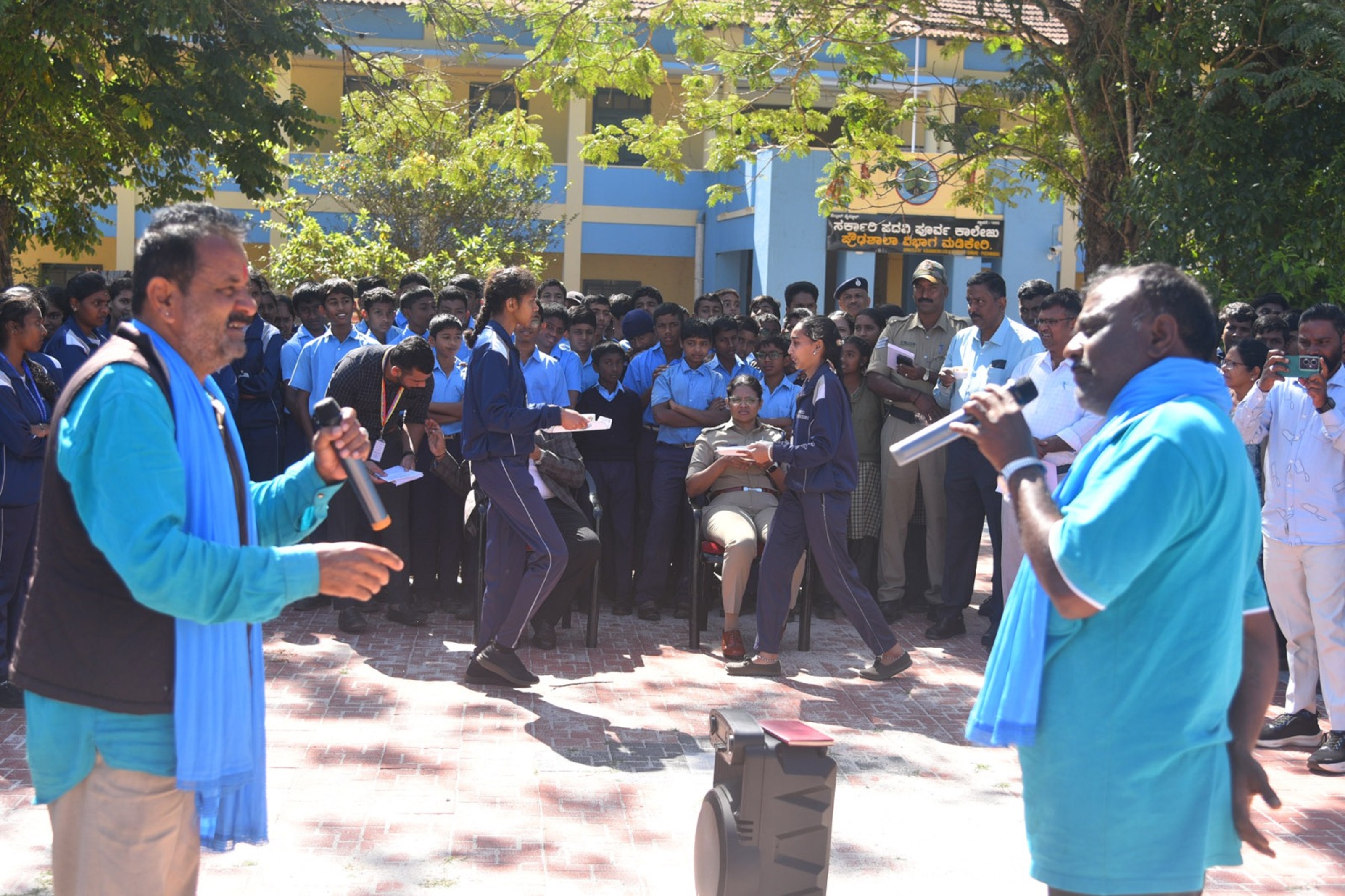 ಮಡಿಕೇರಿಯ ಸರ್ಕಾರಿ ಜ್ಯೂನಿಯರ್ ಕಾಲೇಜು ಆವರಣದಲ್ಲಿ ಬುಧವಾರ ಕಲಾವಿದ ಈ.ರಾಜು ಮತ್ತು ತಂಡದವರು ಮದ್ಯ ಮತ್ತು ಮಾದಕ ವಸ್ತುಗಳ ಸೇವನೆ ವಿರುದ್ಧ ನಡೆದ ಬೀದಿನಾಟಕ ಪ್ರದರ್ಶಿಸಿದರು