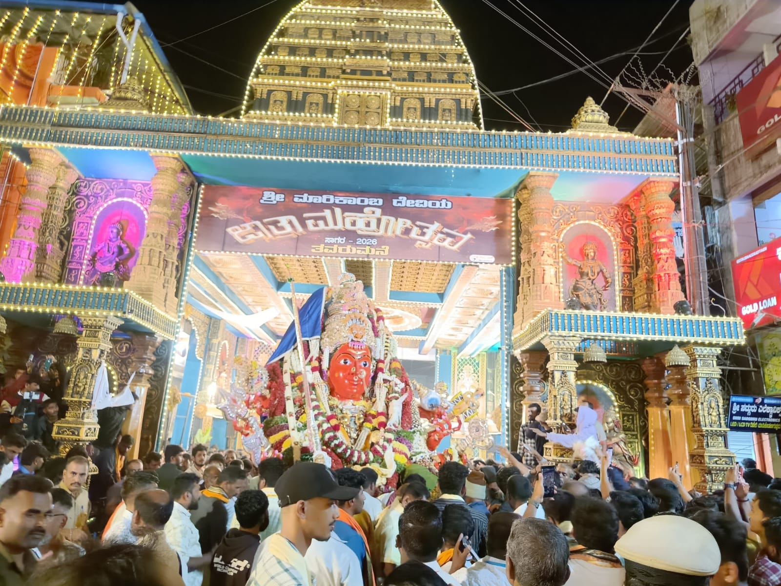 ಸಾಗರದಲ್ಲಿ ಮಾರಿಕಾಂಬಾ ದೇವಿಯನ್ನು ತವರುಮನೆಯಿಂದ ಗಂಡನ ಮನೆಗೆ ಕಳುಹಿಸುವ ರಾಜಬೀದಿ ಉತ್ಸವ ಮಂಗಳವಾರ ತಡರಾತ್ರಿ ನಡೆಯಿತು.