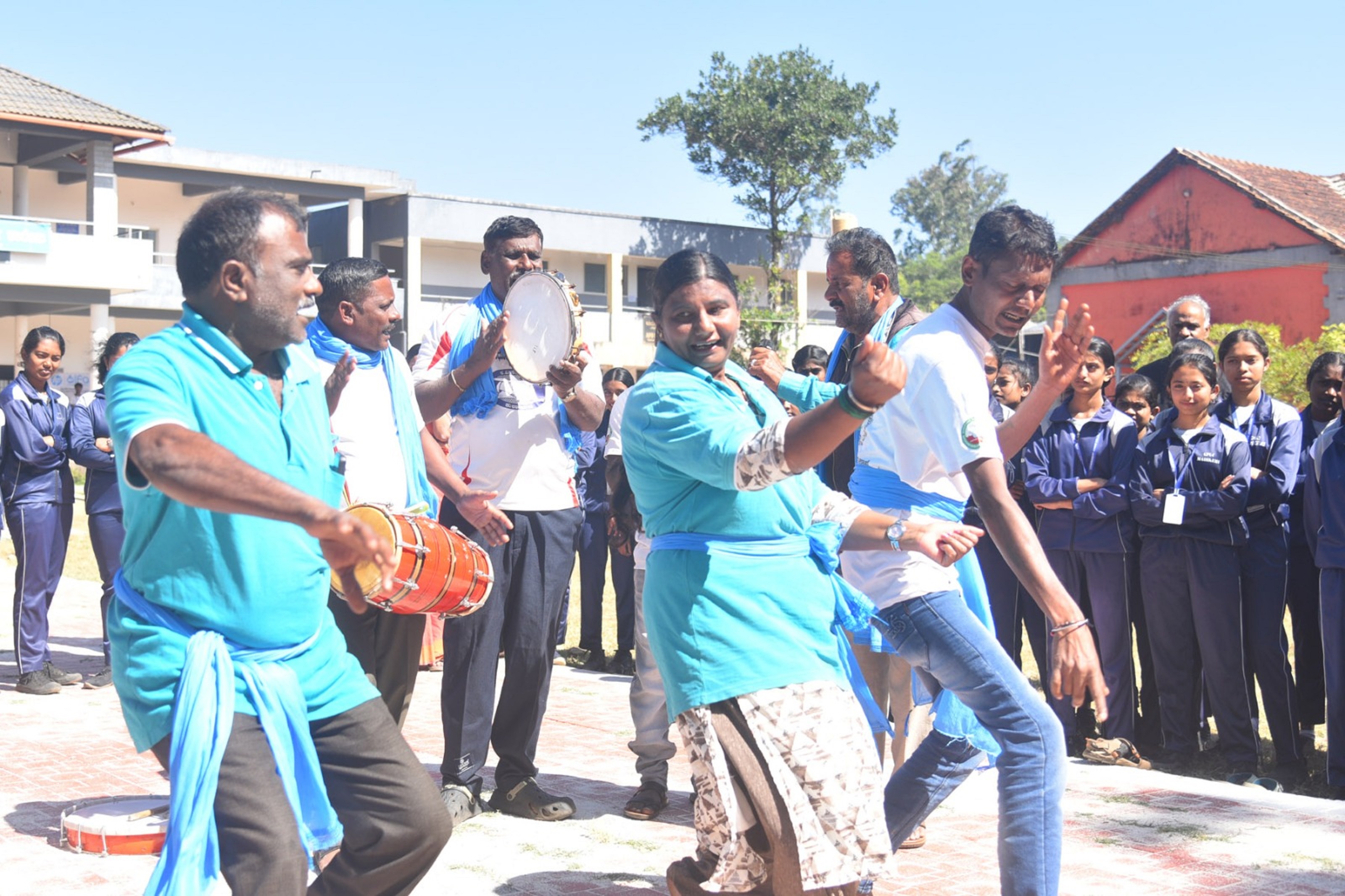 ಮಡಿಕೇರಿಯ ಸರ್ಕಾರಿ ಜ್ಯೂನಿಯರ್ ಕಾಲೇಜು ಆವರಣದಲ್ಲಿ ಬುಧವಾರ ಕಲಾವಿದ ಈ.ರಾಜು ಮತ್ತು ತಂಡದವರು ಮದ್ಯ ಮತ್ತು ಮಾದಕ ವಸ್ತುಗಳ ಸೇವನೆ ವಿರುದ್ಧ ನಡೆದ ಬೀದಿನಾಟಕ ಪ್ರದರ್ಶಿಸಿದರು