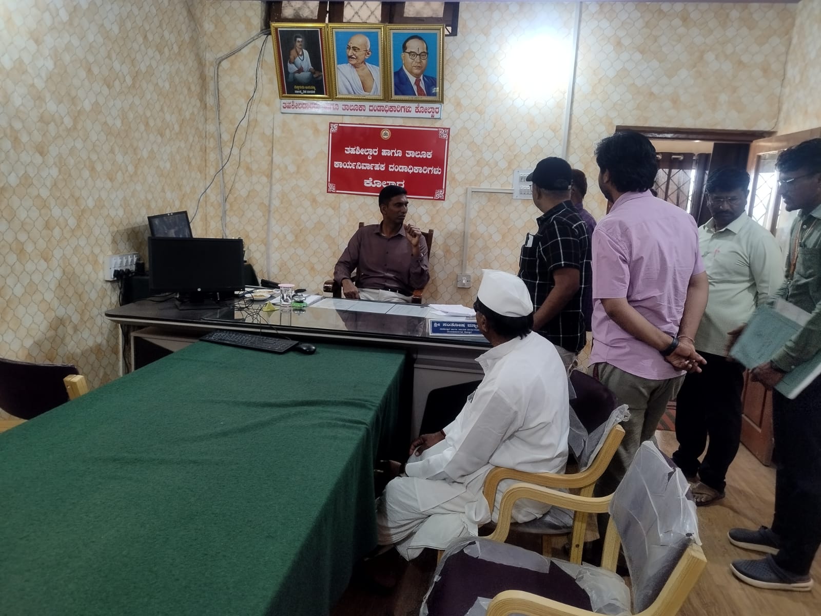 ಜಿಲ್ಲೆಯ ಕೊಲ್ಹಾರ ತಾಲ್ಲೂಕಿನ ವಿವಿಧ ಕಚೇರಿಗಳಿಗೆ ಜಿಲ್ಲಾಧಿಕಾರಿ ಡಾ.ಆನಂದ ಕೆ. ಅವರು ಬುಧವಾರ ಭೇಟಿ ನೀಡಿ ತಾಲ್ಲೂಕಾ ಆಡಳಿತದ ಕಾರ್ಯವೈಖರಿ ಕಾರ್ಯನಿರ್ವಹಣೆ ಕುರಿತು ಪರಿಶೀಲನೆ ನಡೆಸಿದರು.