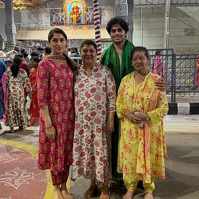 ಕುಟುಂಬದೊಂದಿಗೆ ನಟಿ ಮಾಲಾಶ್ರೀ ರಾಮ್ ಅವರು ತಿರುಪತಿ ವೆಂಕಟೇಶ್ವರ ದೇವಸ್ಥಾನಕ್ಕೆ ಭೇಟಿ ನೀಡಿದ್ದಾರೆ. 