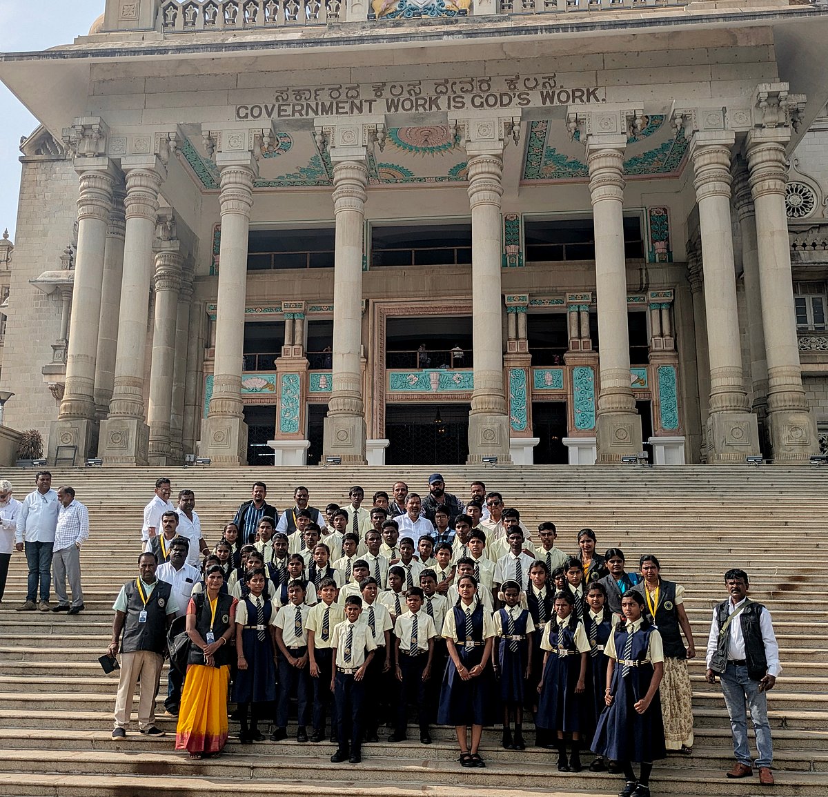 ಸಕಲೇಶಪುರ | ‘ಮಂತ್ರಮುಗ್ಧ’ರಾಗಿ ಕಲಾಪ ವೀಕ್ಷಿಸಿದ ಮಕ್ಕಳು