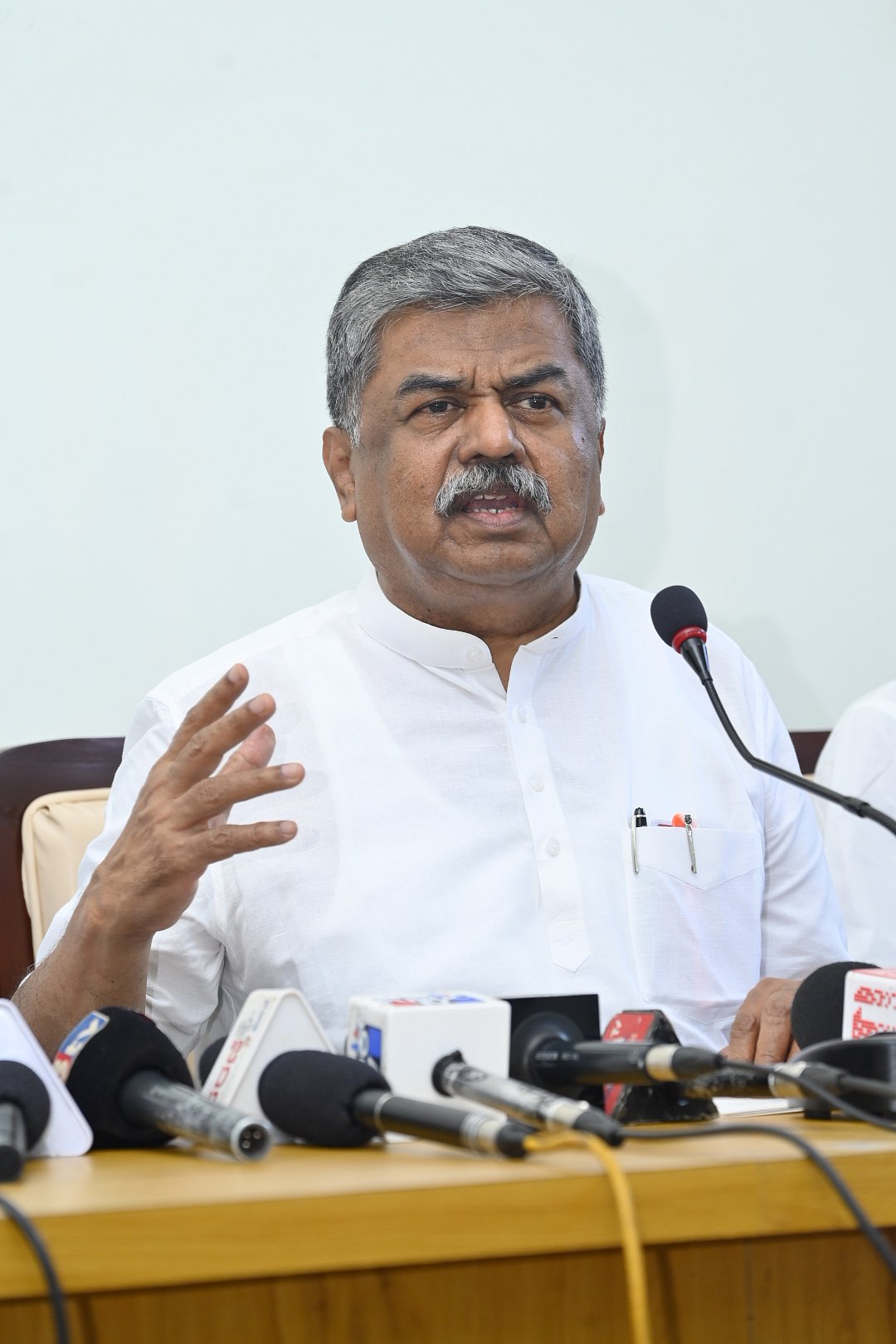 ಜೋತಿಷಿ ಕಮಲಾಕರ ಭಟ್ಟ ಜತೆ ಸಂಬಂಧ ಆರೋಪ: ಹರಿಪ್ರಸಾದ್‌–ಸುರೇಶ್‌ಕುಮಾರ್‌ ಜಟಾಪಟಿ