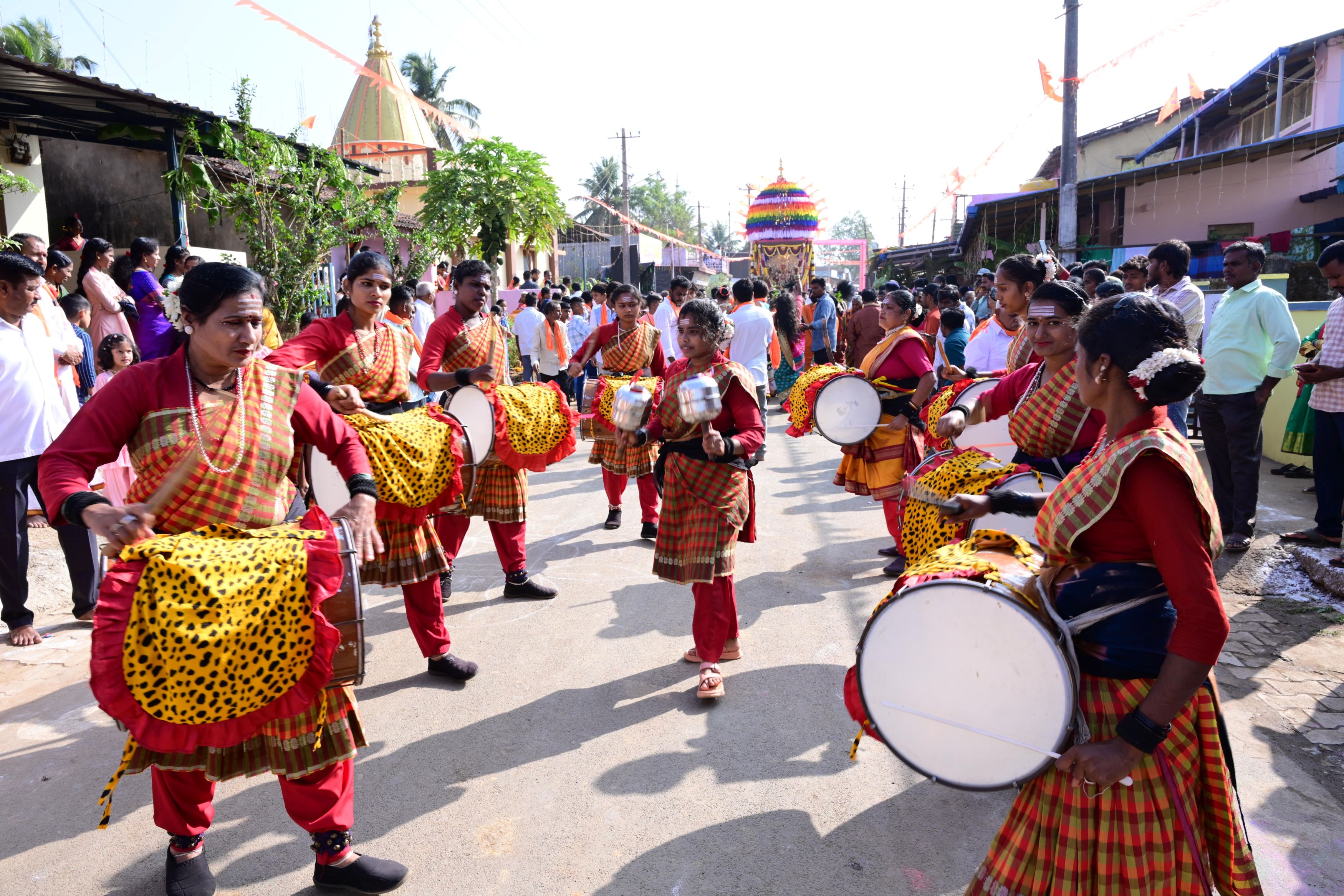 ಮಾರಿಕಾಂಬಾ ದೇವಿ ರಥೋತ್ಸವದಲ್ಲಿ ಪಾಲ್ಗೊಂಡಿದ್ದ ಕಲಾತಂಡಗಳು