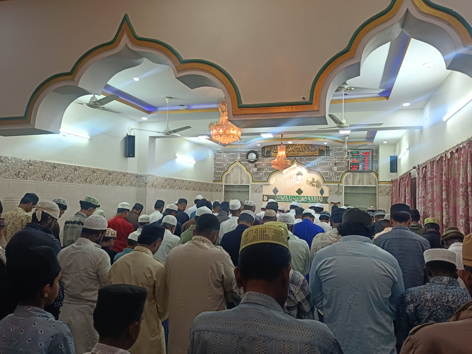 ಬಂಗಾರಪೇಟೆಯ ಸೇಟ್ ಕಾಂಪೌಂಡ್‌ನಲ್ಲಿ ಮುಸ್ಲಿಂ ಸಮುದಾಯದವರು ಶಬ್-ಎ-ಬರಾತ್ ಅಂಗವಾಗಿ ಸಾಮೂಹಿಕ ಪ್ರಾರ್ಥನೆ ಸಲ್ಲಿಸಿದರು 