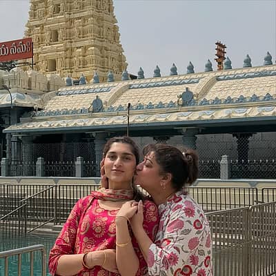 ಸಿಹಿ ಮುತ್ತು ನೀಡಿ ಮಗಳ ಹುಟ್ಟುಹಬ್ಬಕ್ಕೆ ಮಾಲಾಶ್ರೀ ಅವರು ಶುಭಕೋರಿದ್ದಾರೆ.