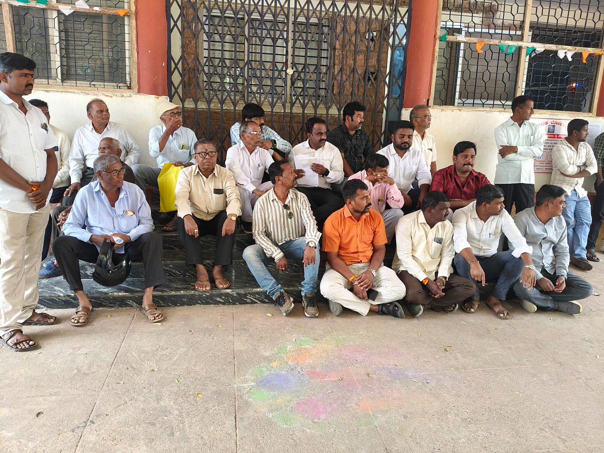 ಬಾಗಲಕೋಟೆ | ಬಿಟಿಡಿಎ ಕಚೇರಿಗೆ ಬೀಗ ಹಾಕಿ ಪ್ರತಿಭಟನೆ