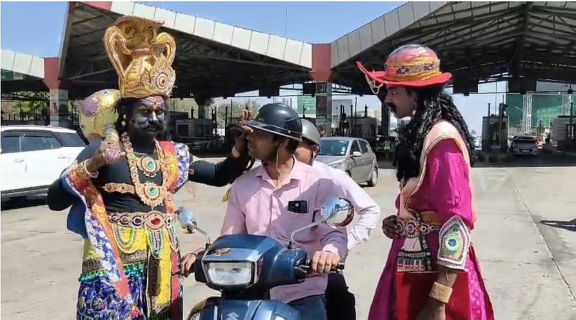 ದೇವನಹಳ್ಳಿ | ಸಂಚಾರ ಜಾಗೃತಿಗೆ ರಸ್ತೆಗಿಳಿದ ಯಮ–ಚಿತ್ರಗುಪ್ತ