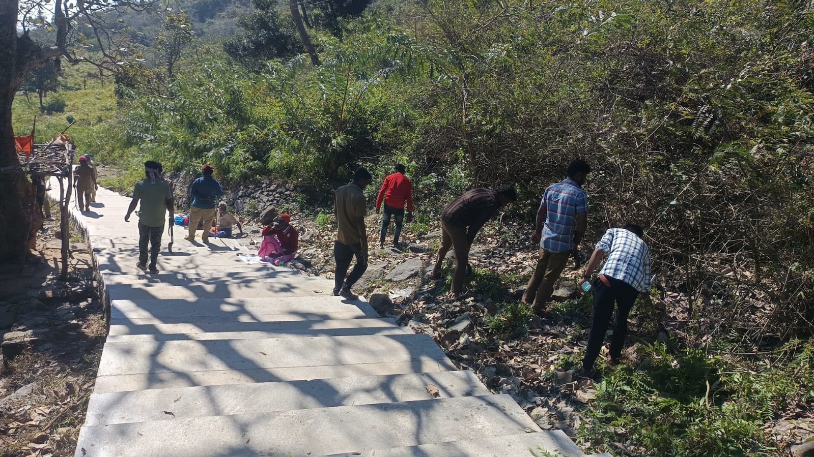 ಬೆಟ್ಟಕ್ಕೆ ಪಾದಯಾತ್ರೆಯಲ್ಲಿ ಬರುವ ಭಕ್ತರಿಗೆ ಅನುಕೂಲವಾಗಲು ದಾರಿಯುದ್ದಕ್ಕೂ ಬೆಳೆದಿರುವ ಗಿಡಗಂಟಿಗಳನ್ನು ತೆರೆವುಗೊಳಿಸುತ್ತಿರುವುದು
