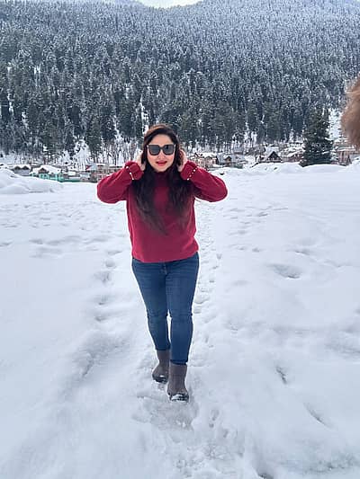 ಚಂದನವನದ ನಟಿ ಪ್ರಿಯಾಂಕಾ ಉಪೇಂದ್ರ ಅವರು ಕಾಶ್ಮೀರದ ಪ್ರವಾಸದಲ್ಲಿದ್ದಾರೆ. ಕಾಶ್ಮೀರದ ಕಣಿವೆಗೆ ಹೋಗಿ ಮಸ್ತ್‌ ಎಂಜಾಯ್‌ ಮಾಡಿದ್ದಾರೆ.