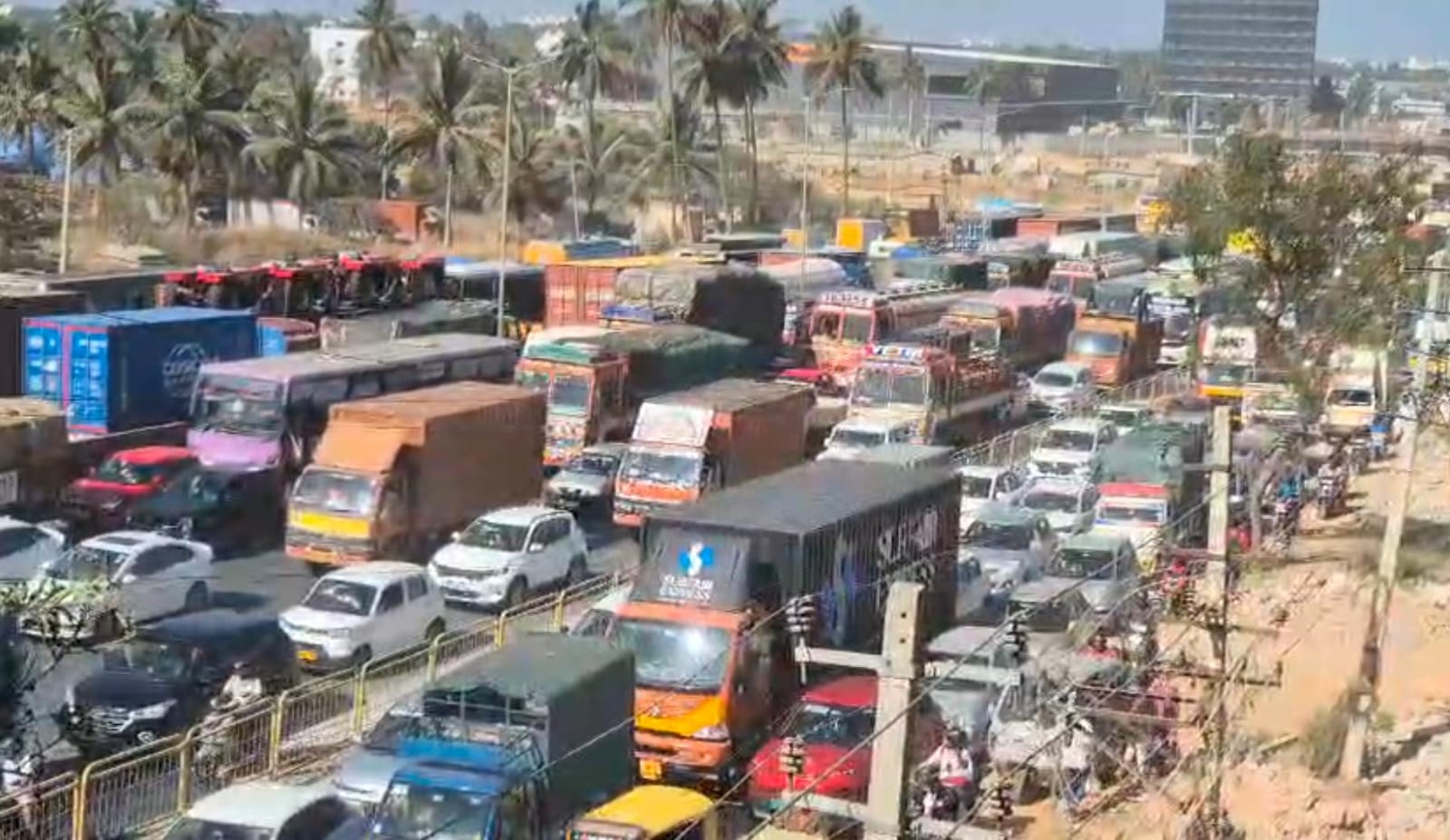 ಹೆದ್ದಾರಿಯಲ್ಲಿ ಬುಧವಾರ ಕಂಡು ಬಂದ ವಾಹನ ದಟ್ಟಣೆ